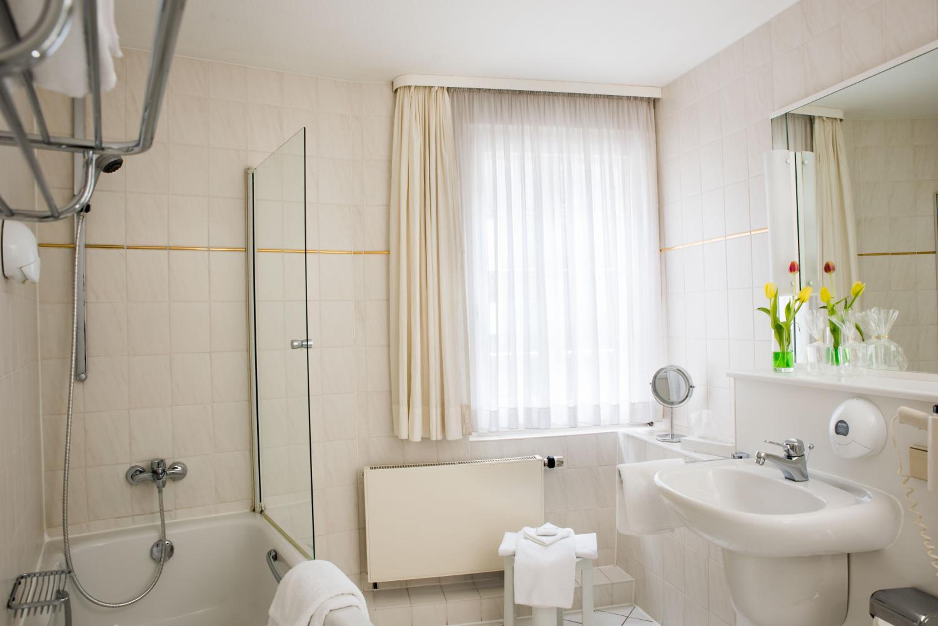 Deluxe Double Room (2 Adults + 1 Child) photo 2