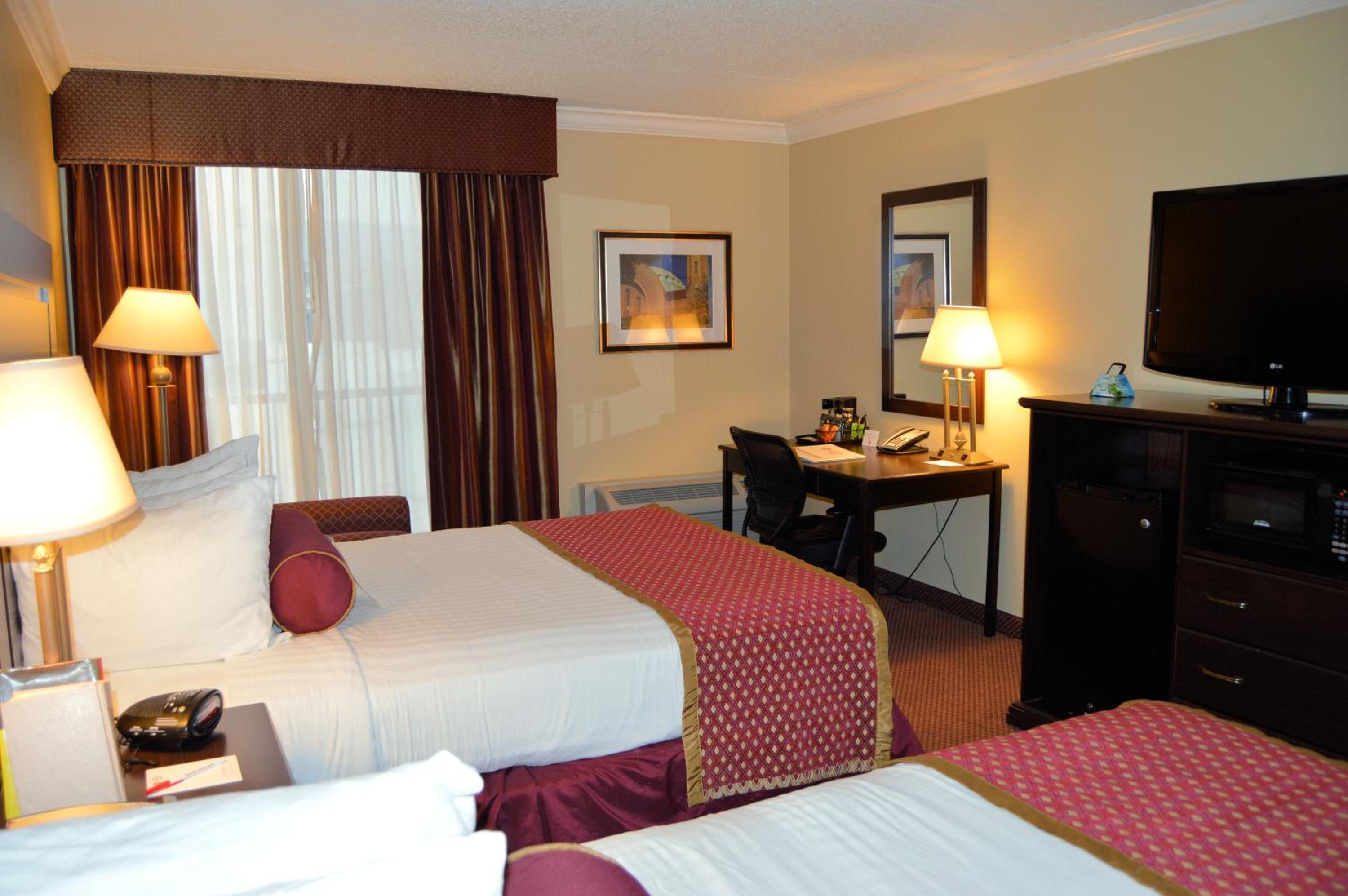 Queen Room with Two Queen Beds - Non-Smoking photo 2
