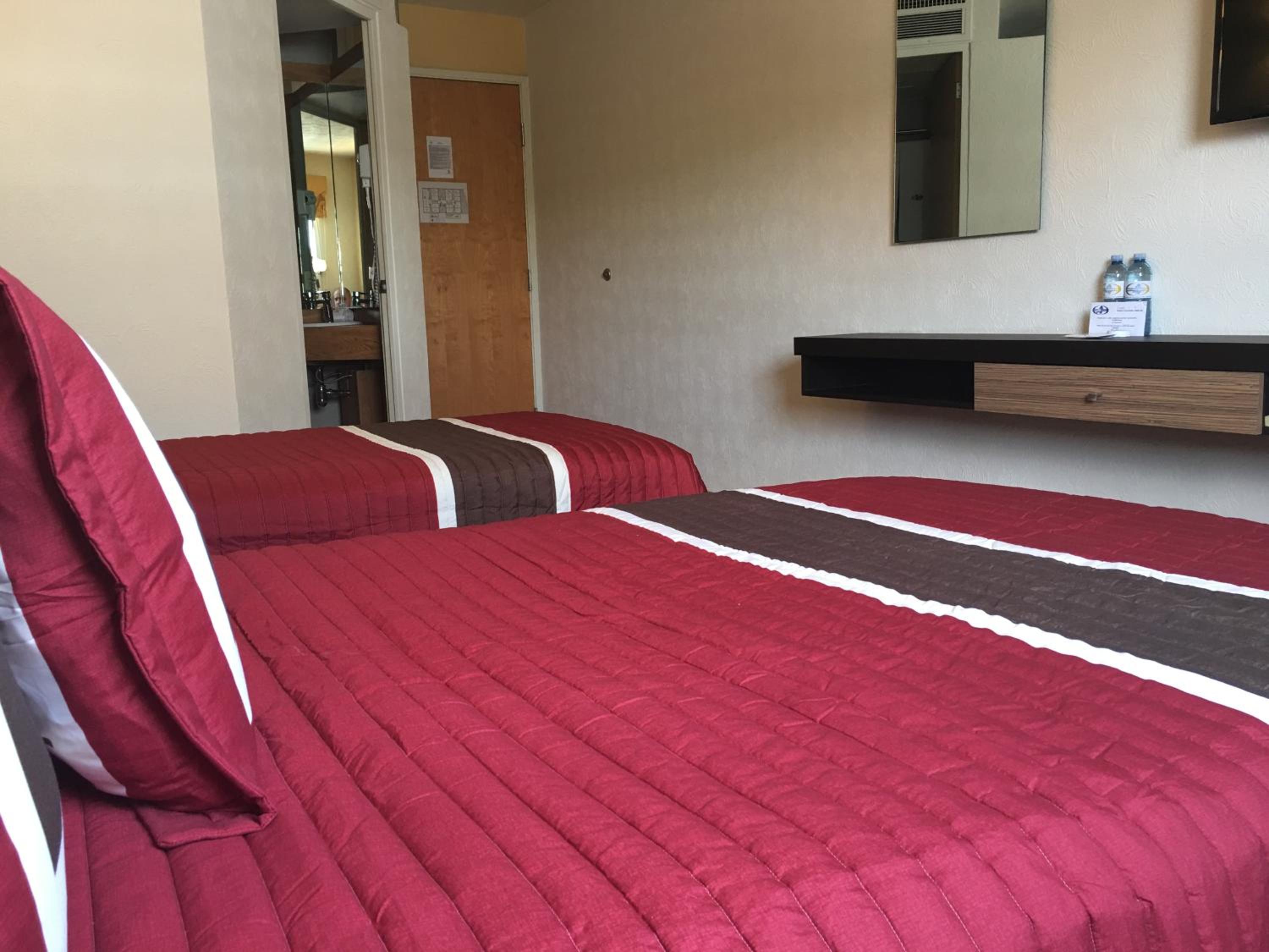 Twin Room - Photo 12