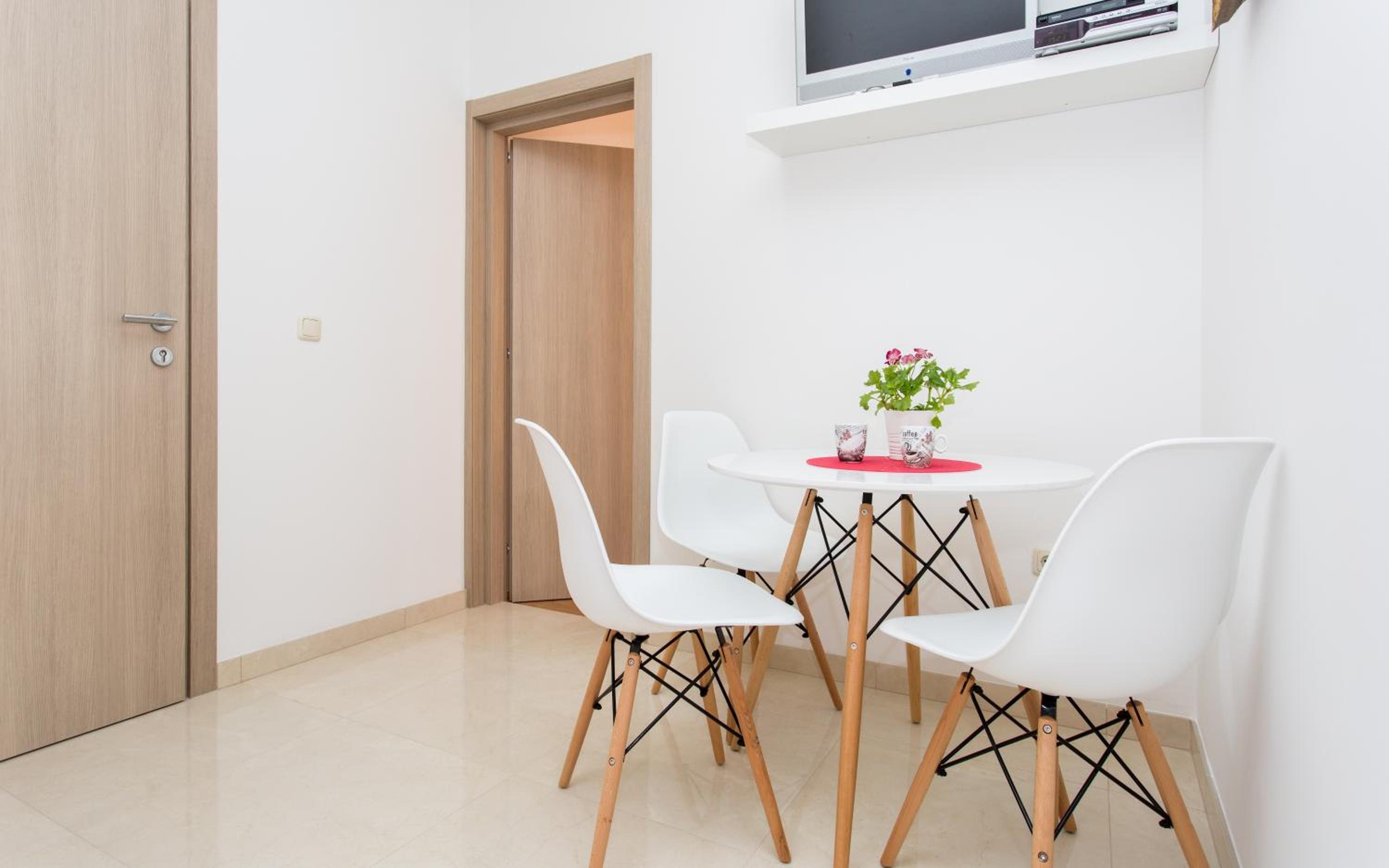 Studio Apartment - Photo 2