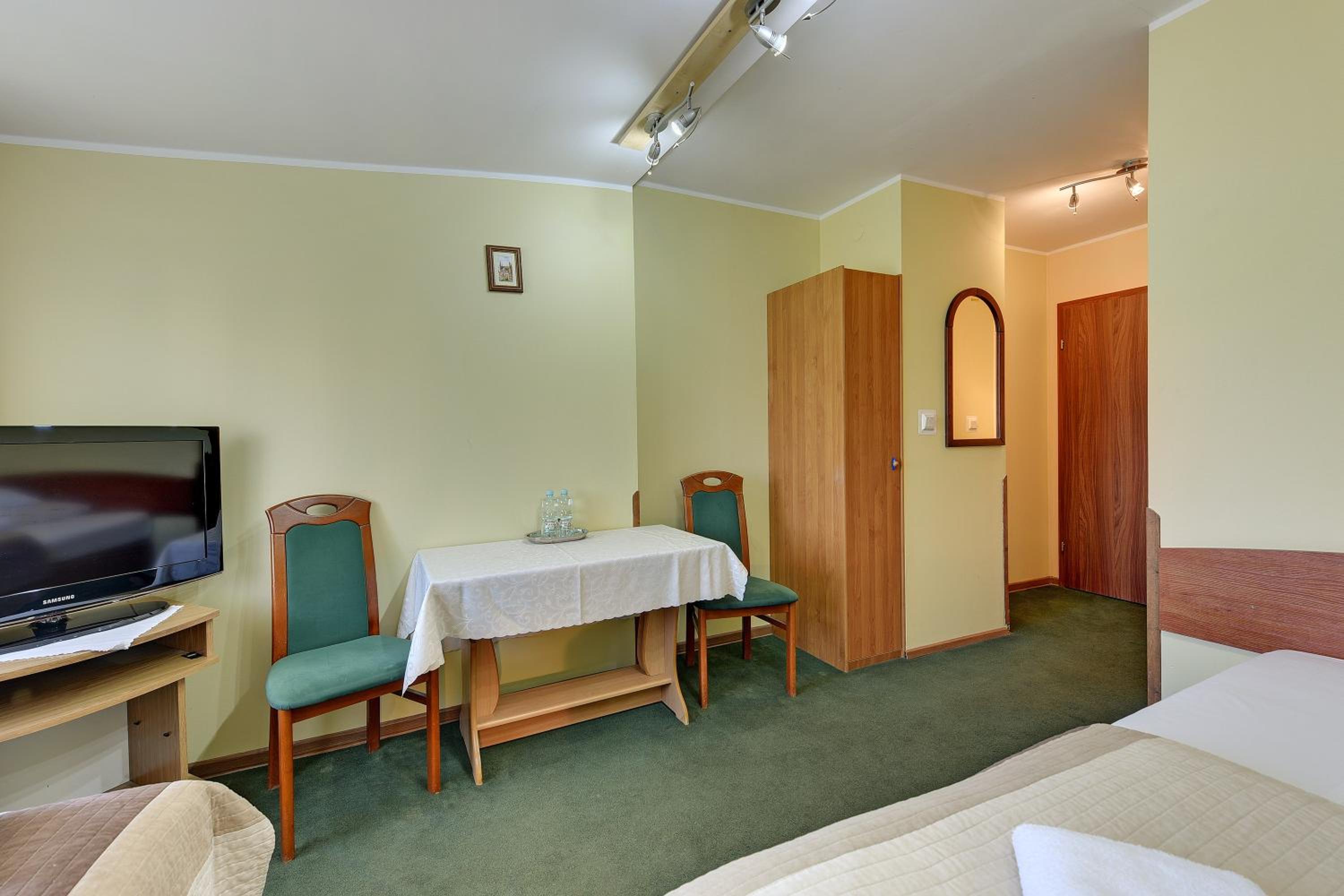 Large Twin Room - Photo 1