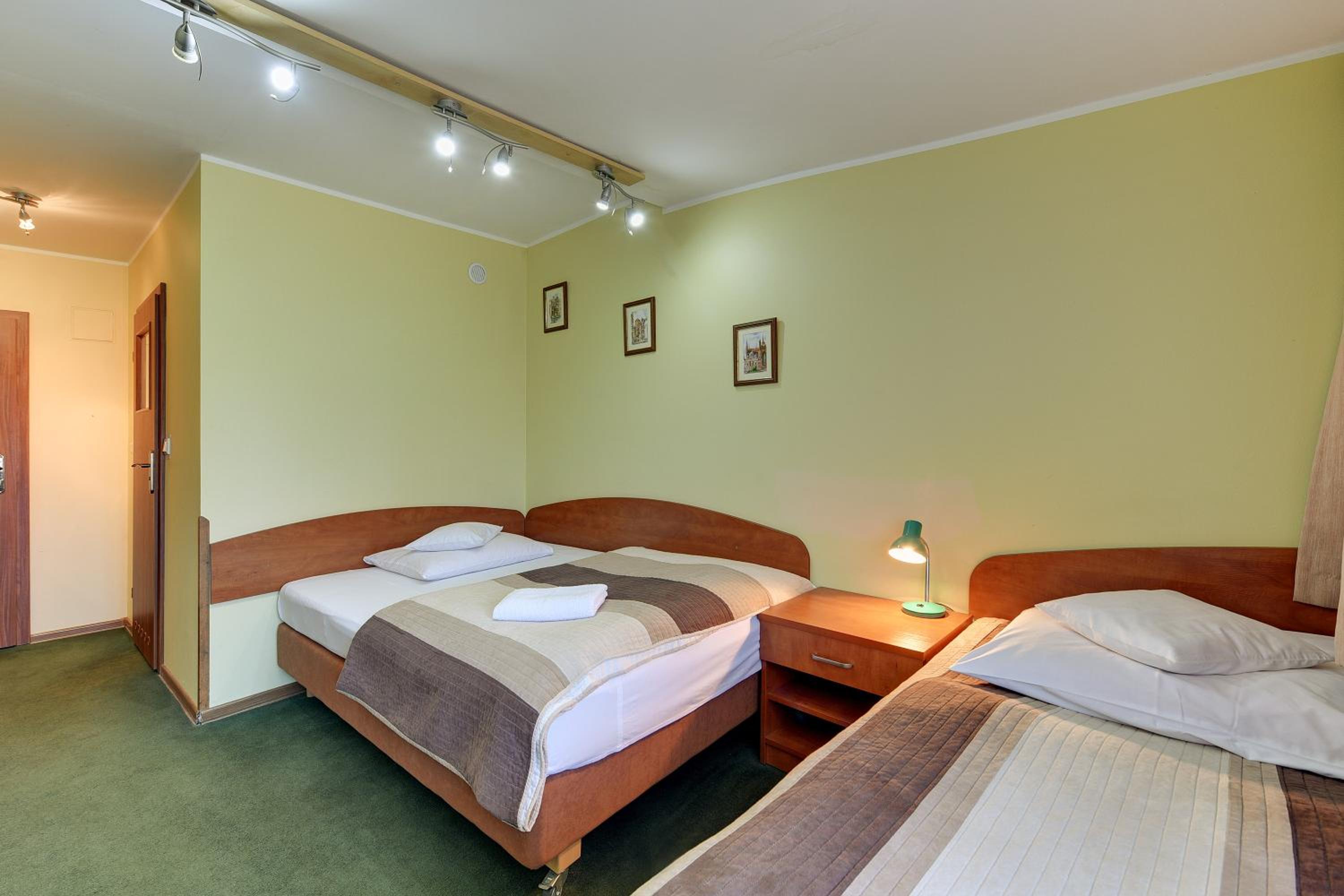 Large Twin Room - Photo 2