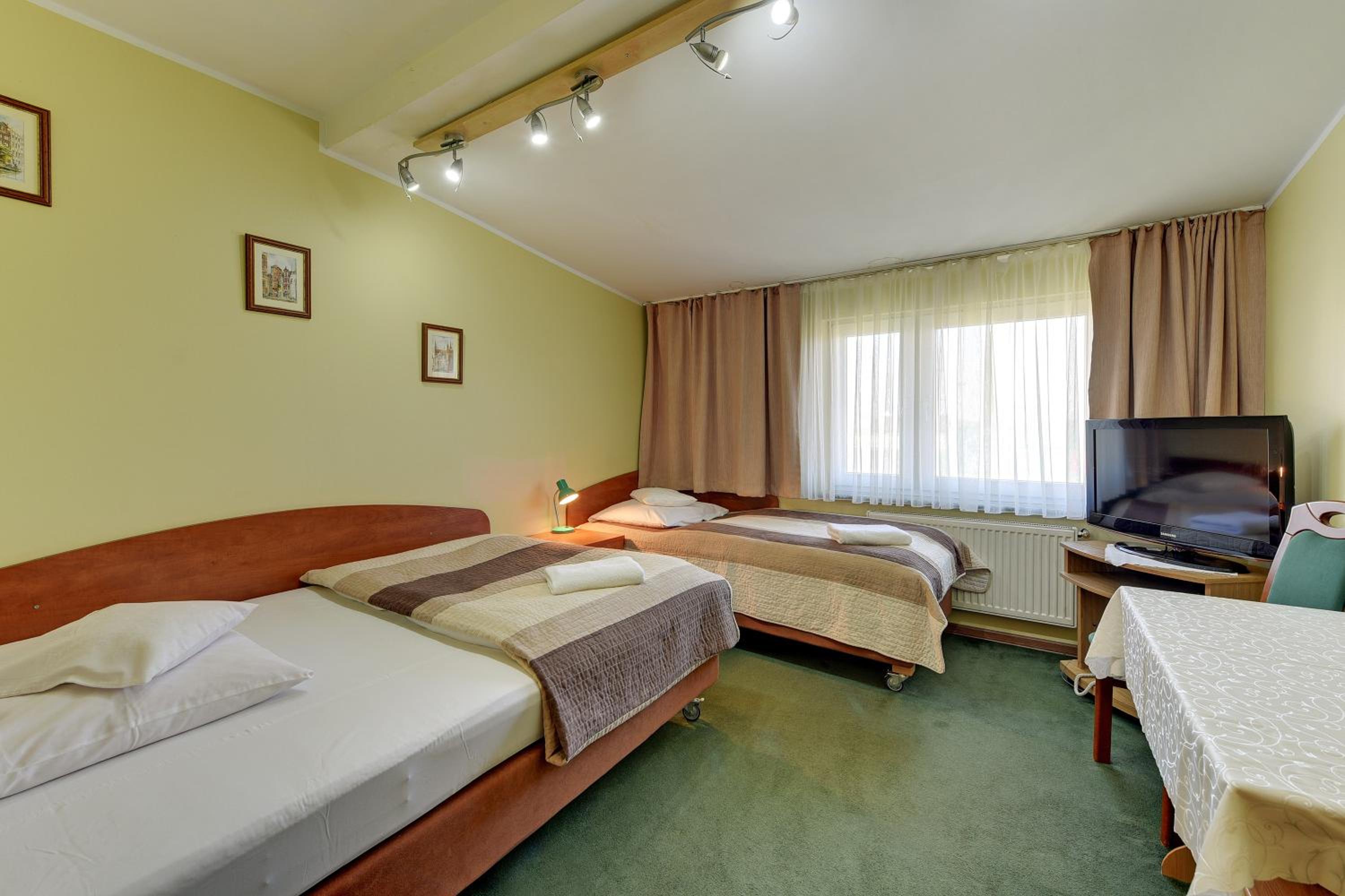 Large Twin Room - Photo 3
