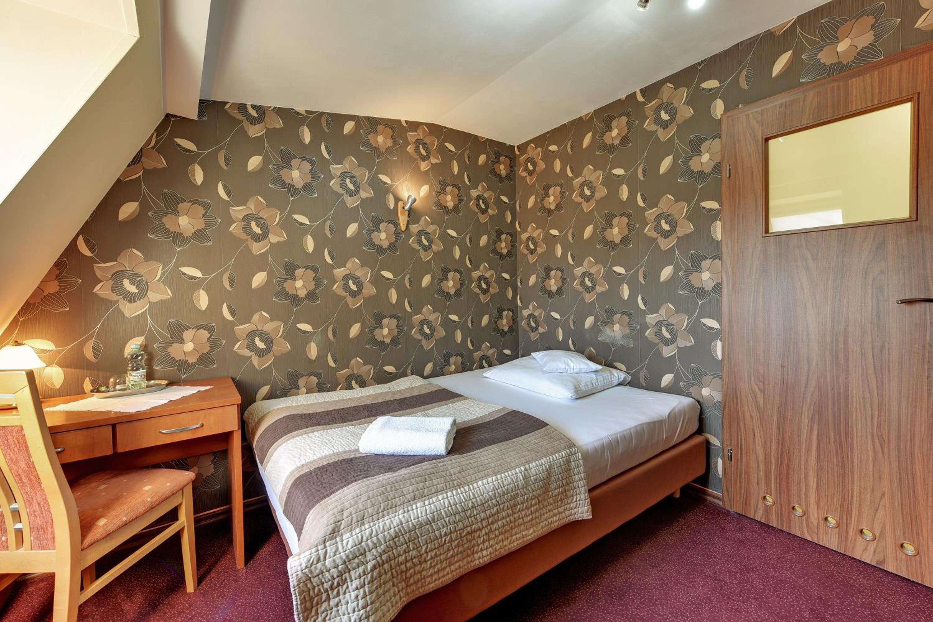Standard Queen Room - Photo 10