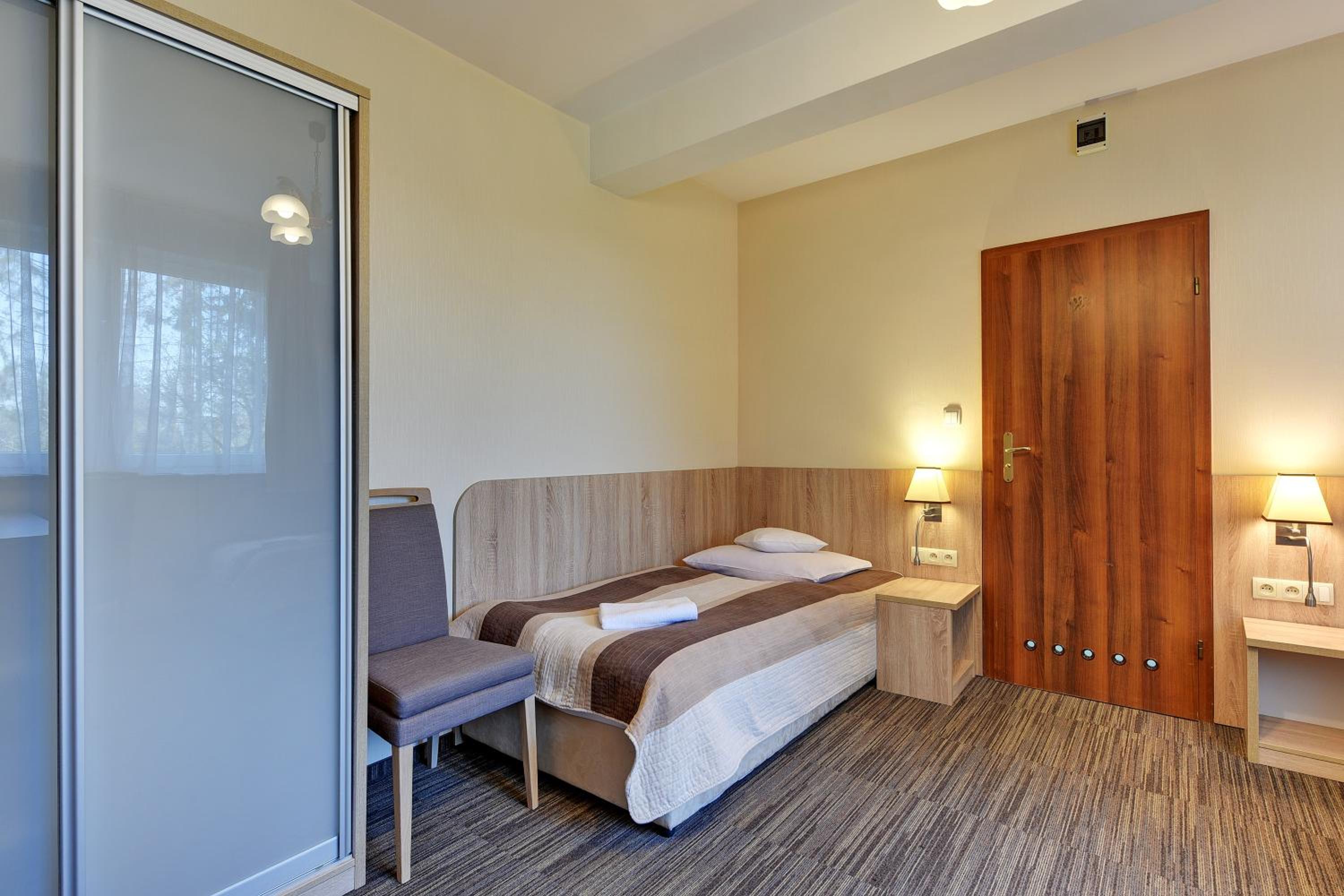 Large Twin Room - Photo 4