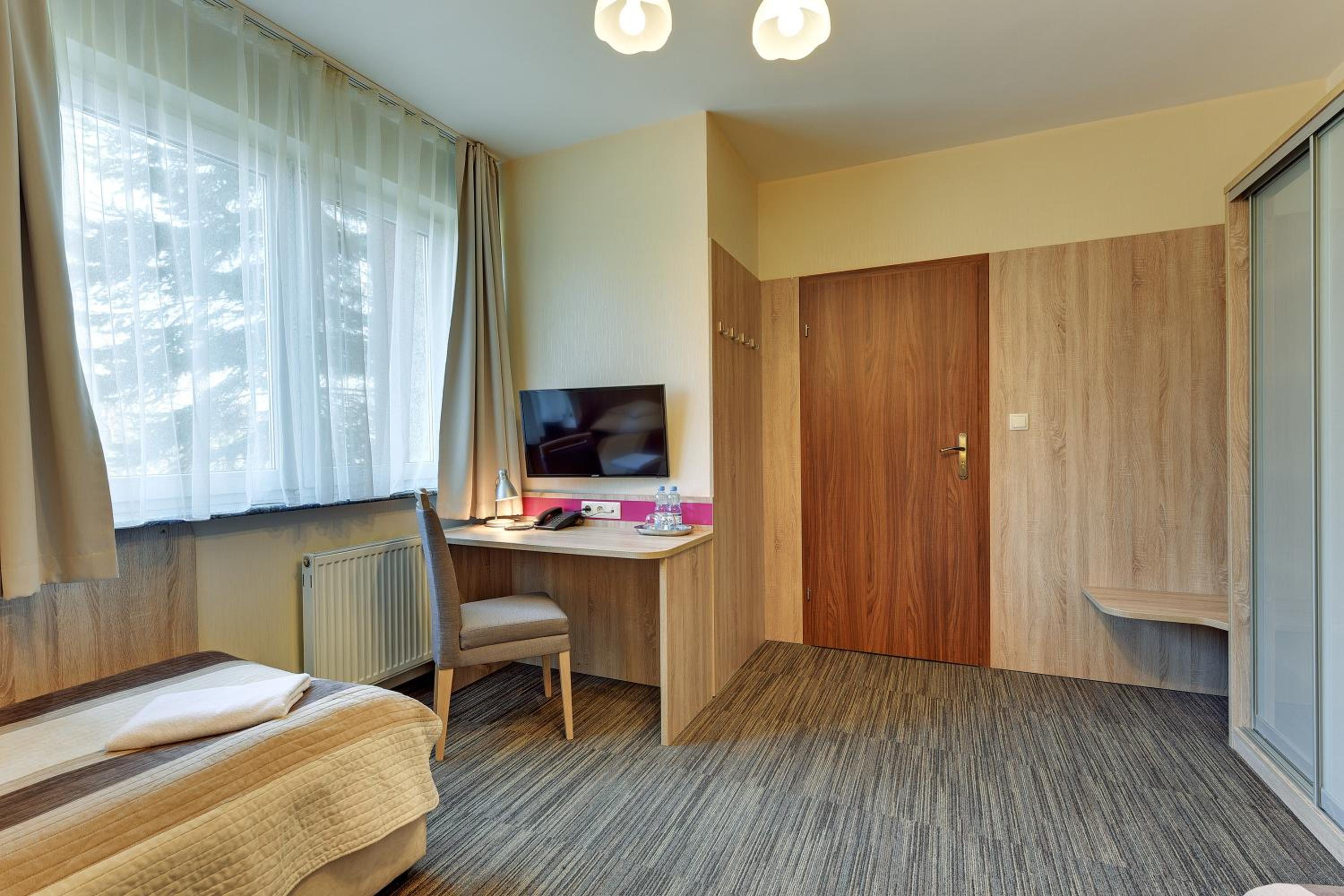 Large Twin Room - Photo 6