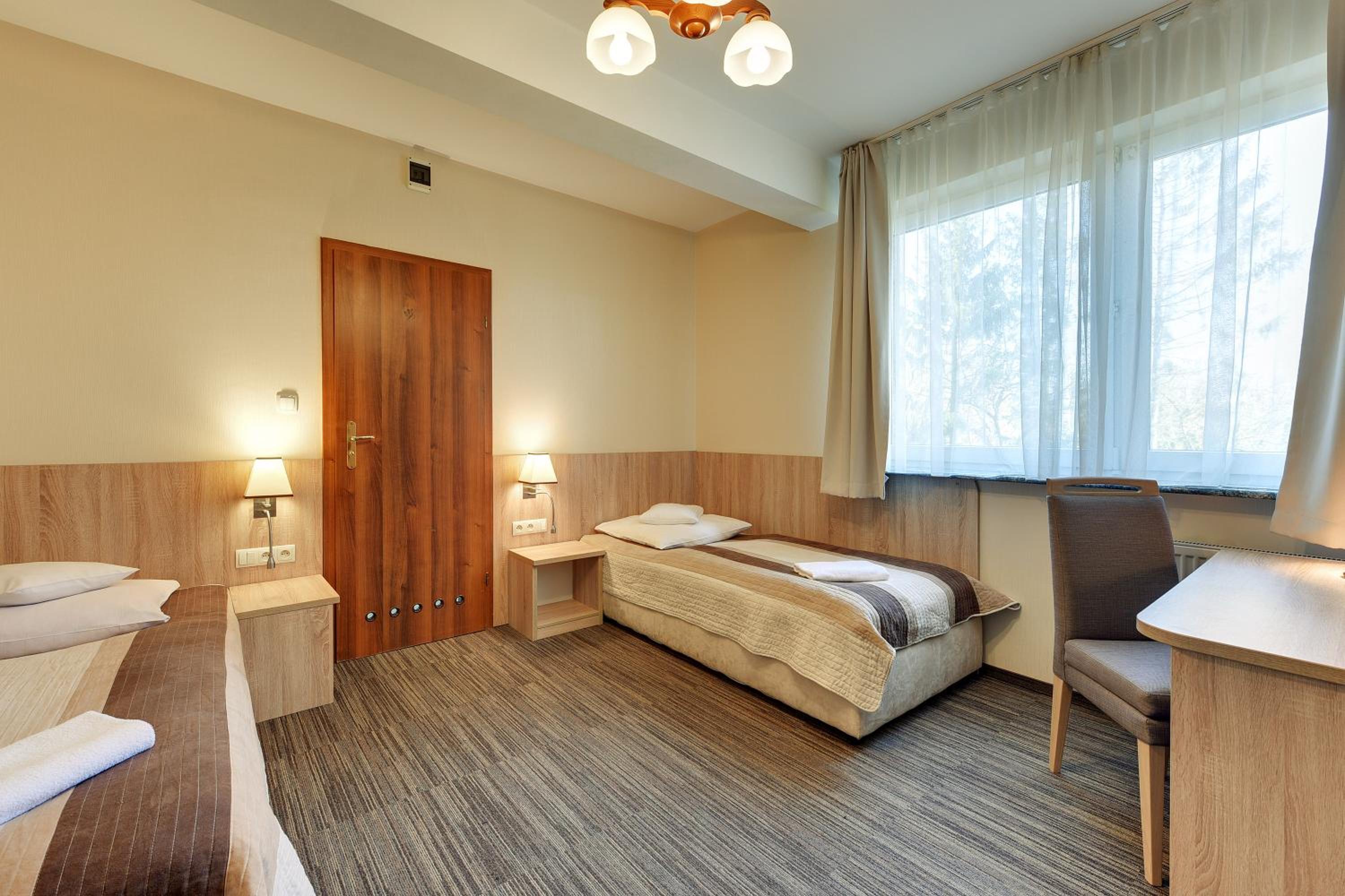 Large Twin Room - Photo 5