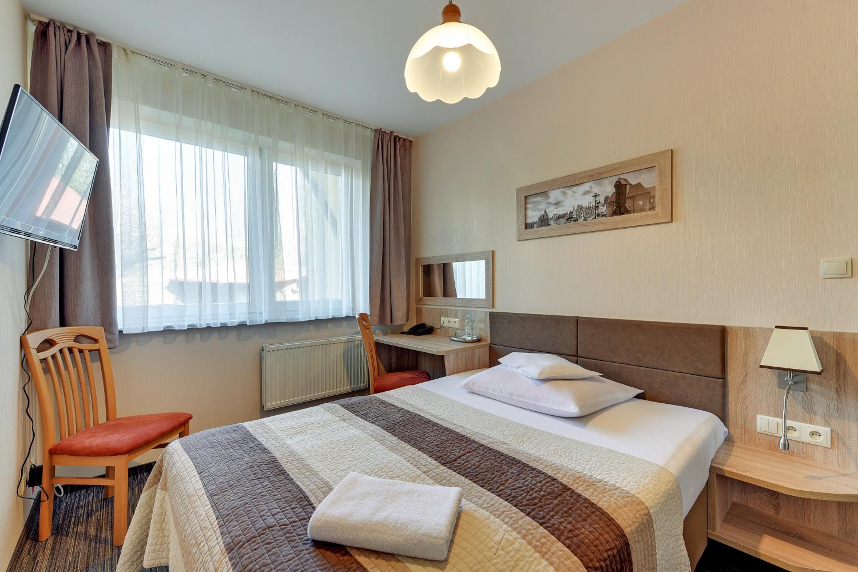 Standard Queen Room - Photo 8