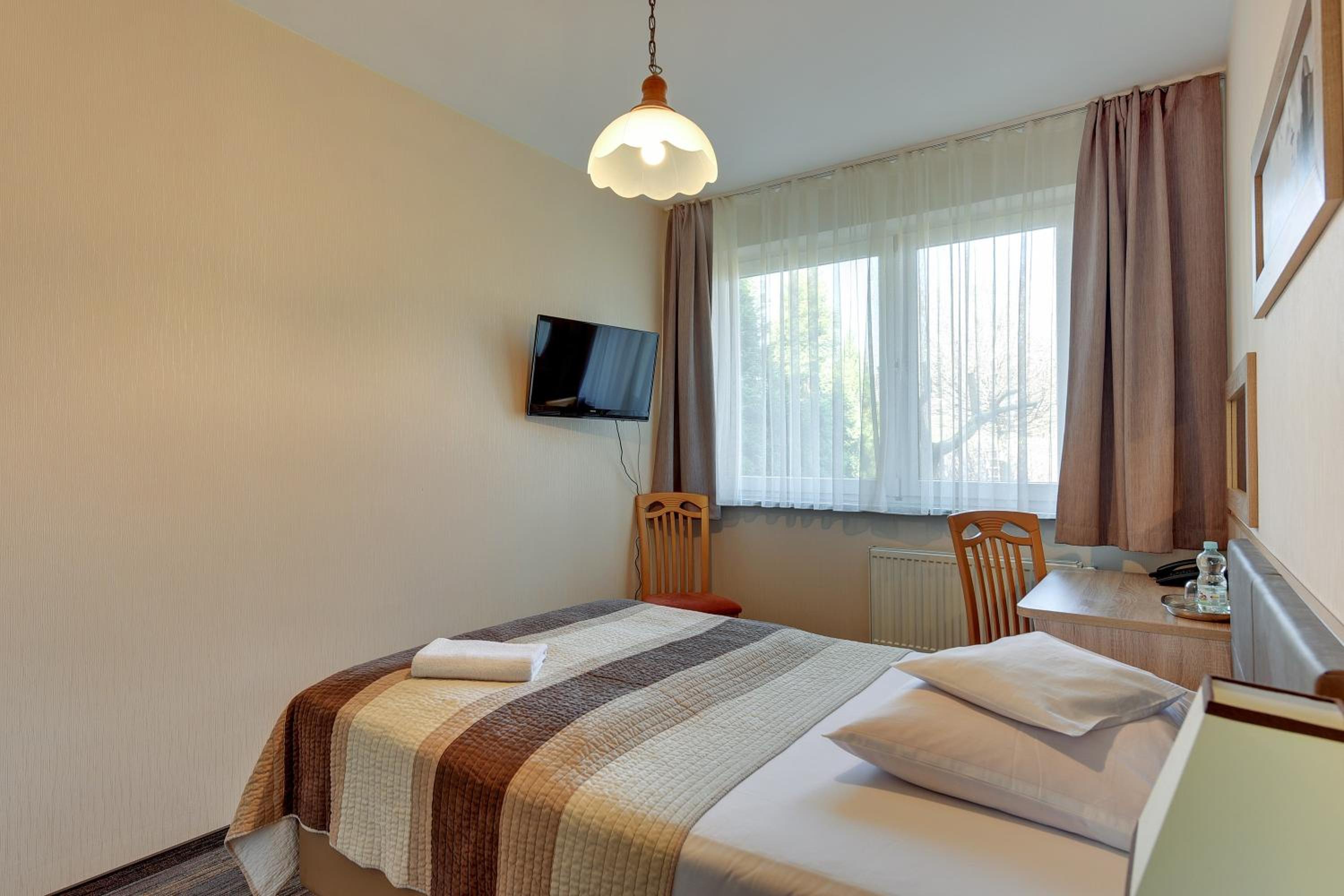 Standard Queen Room - Photo 7