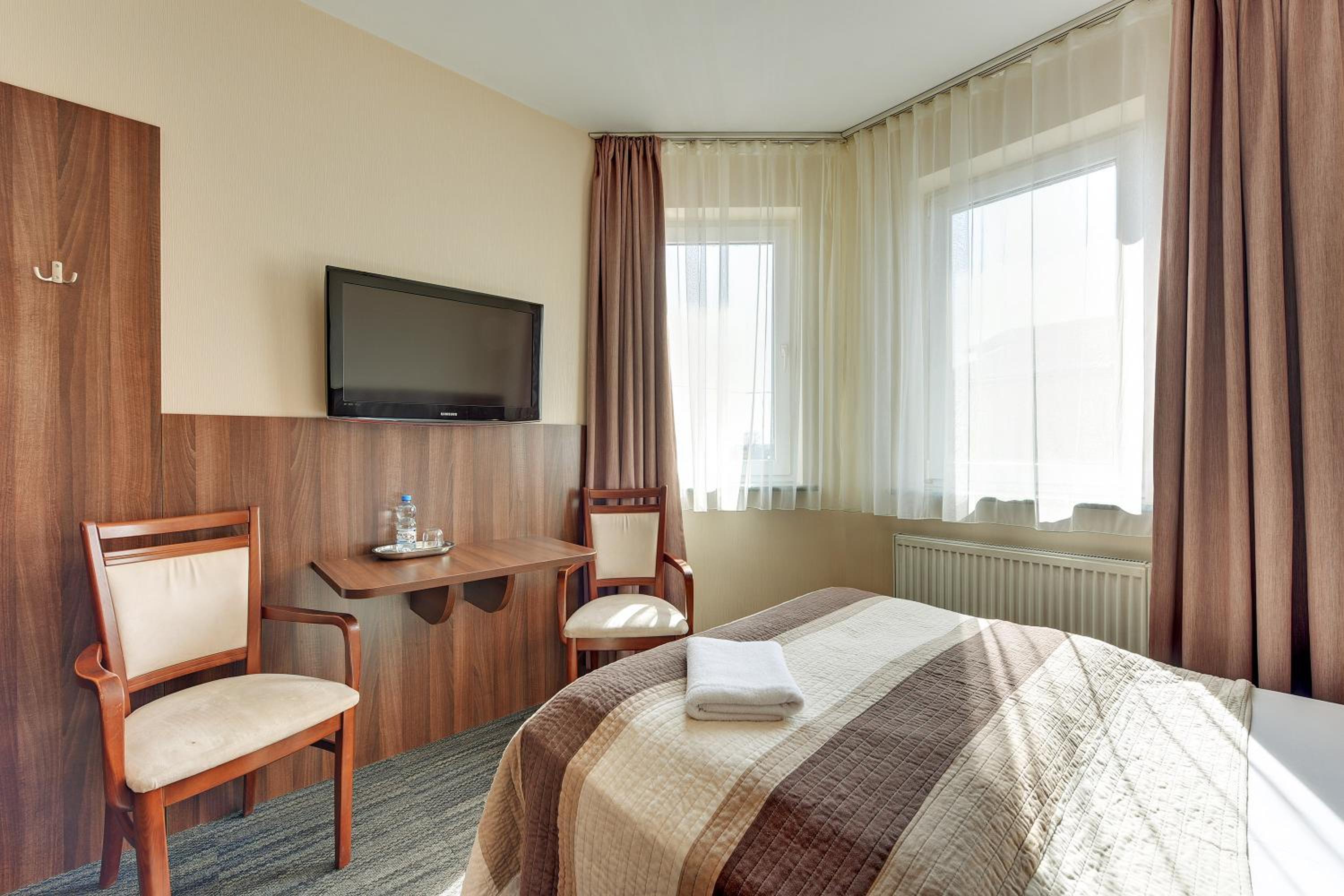 Standard Queen Room - Photo 11