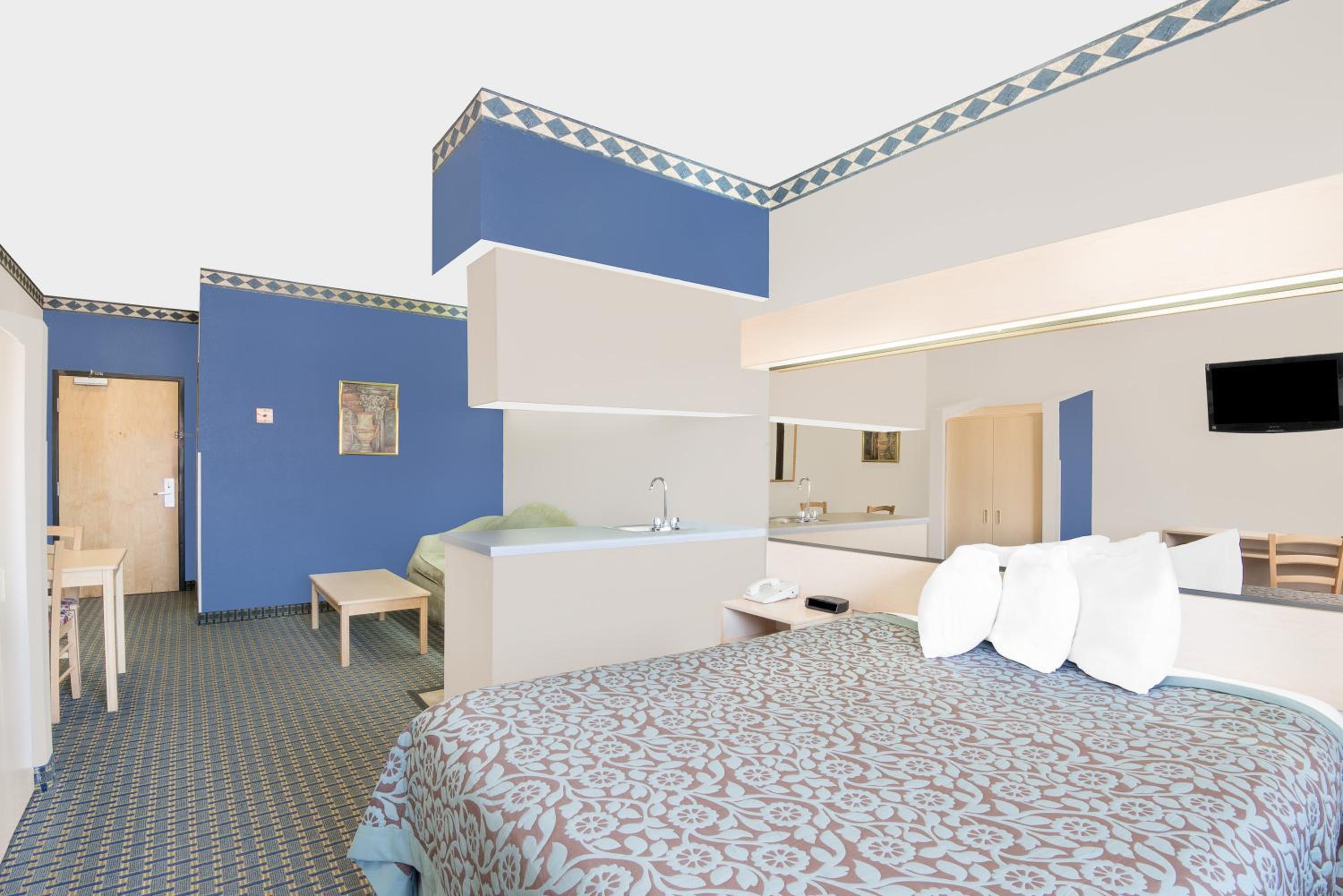 Queen Studio Suite, Smoking - Photo 3