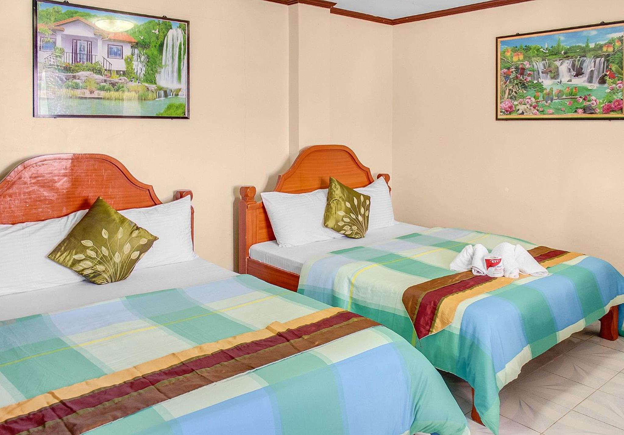 Deluxe Suite with Sea View - Photo 3