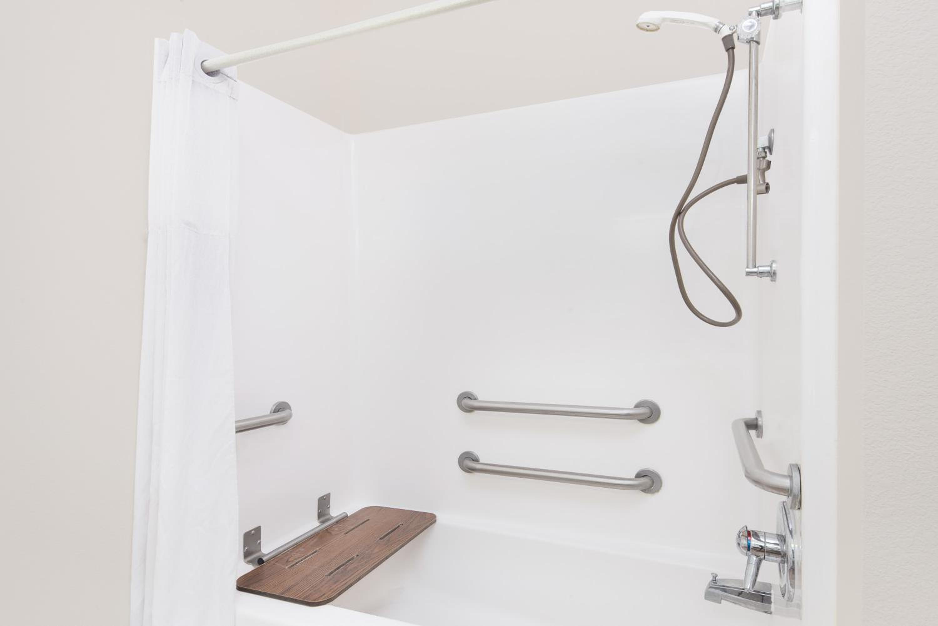 King Room with Bathtub with Grab Bars - Mobility Accessible/Non-Smoking - Photo 7