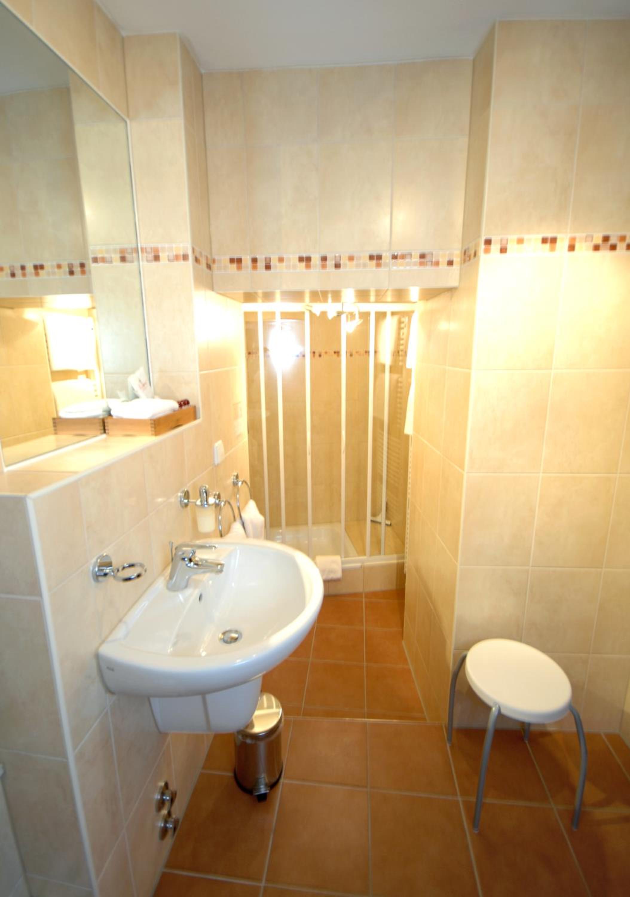 Large Double Room - Photo 7