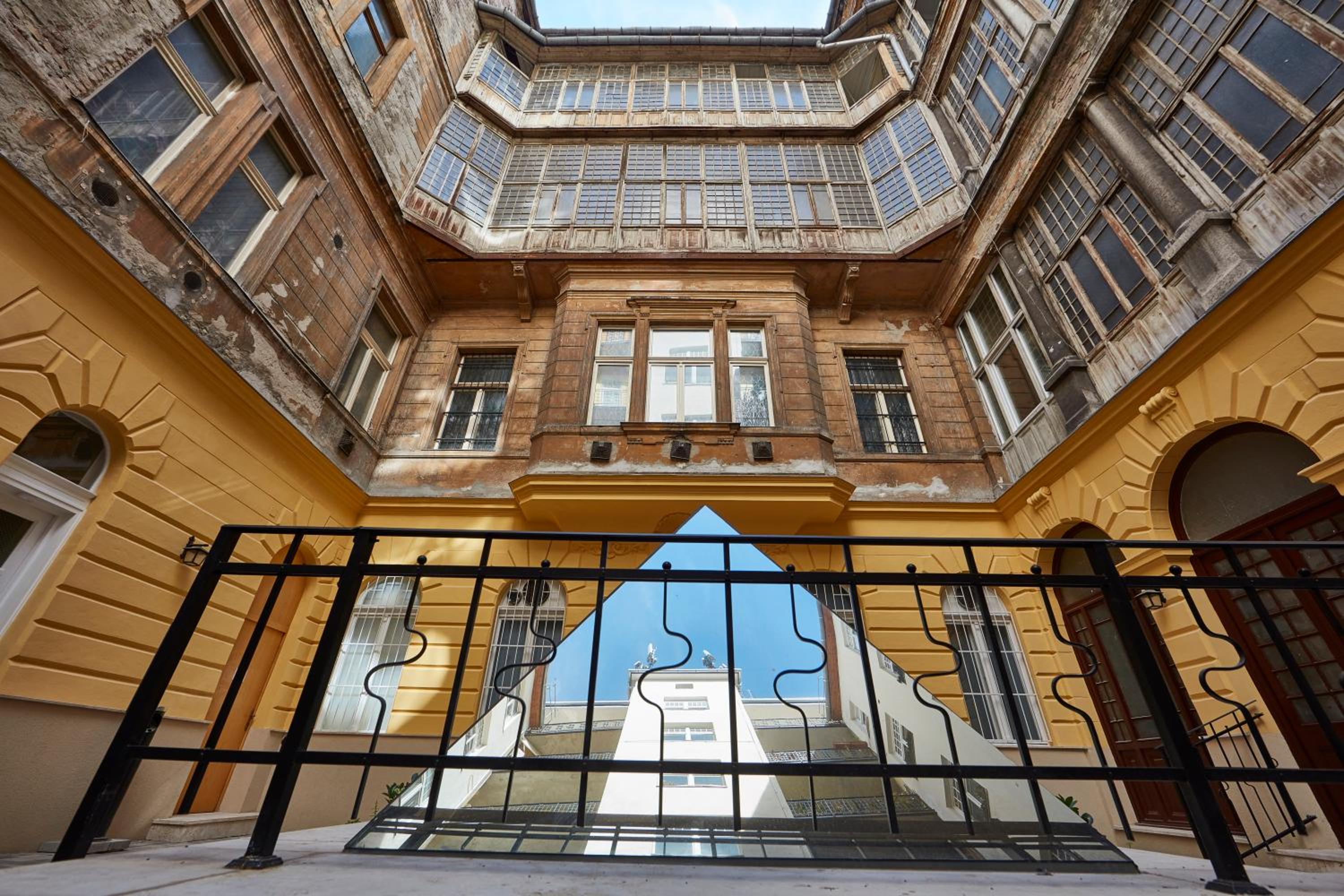 Double Room with Street or Courtyard View - Photo 6