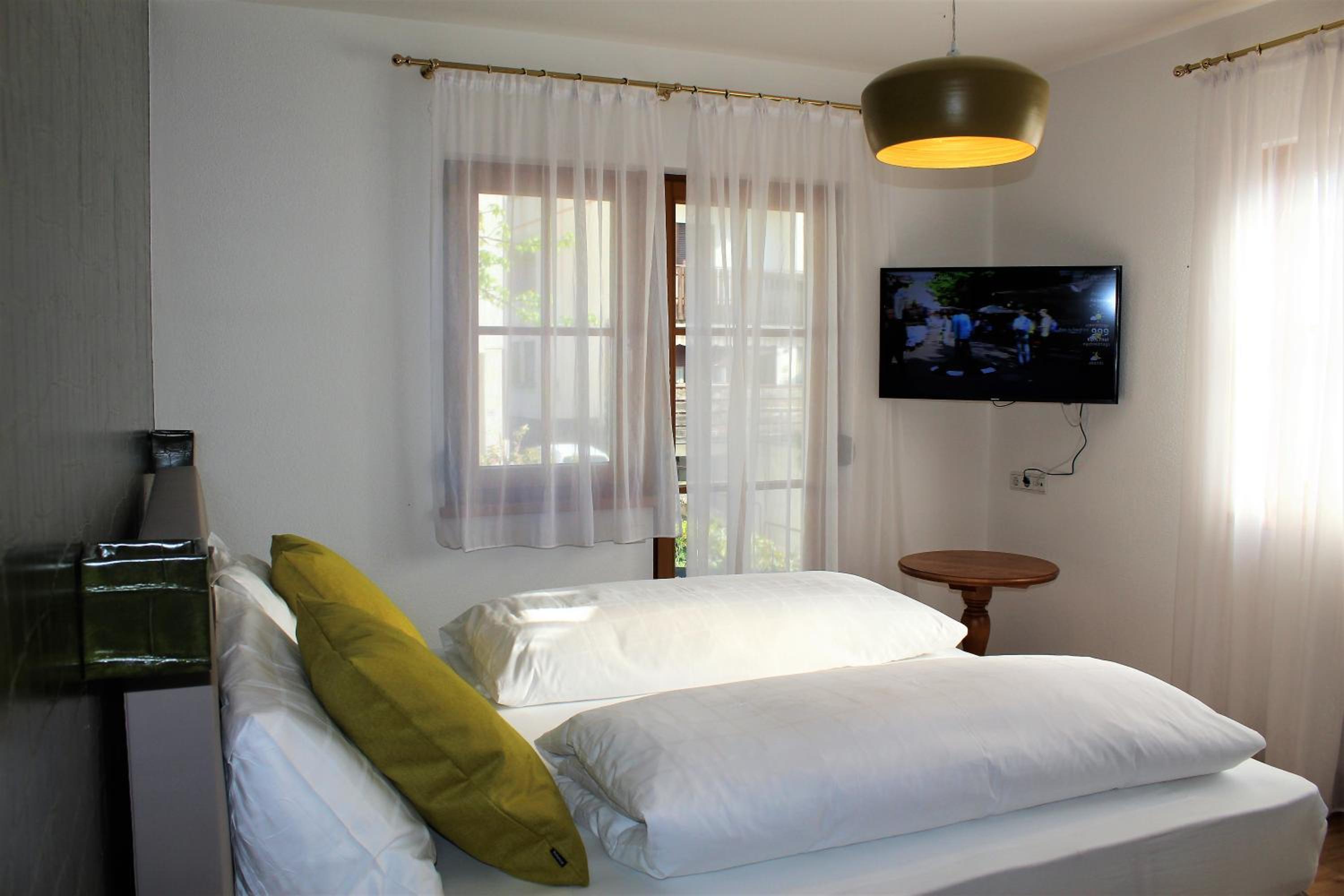 Family Room with Garden View - Photo 2