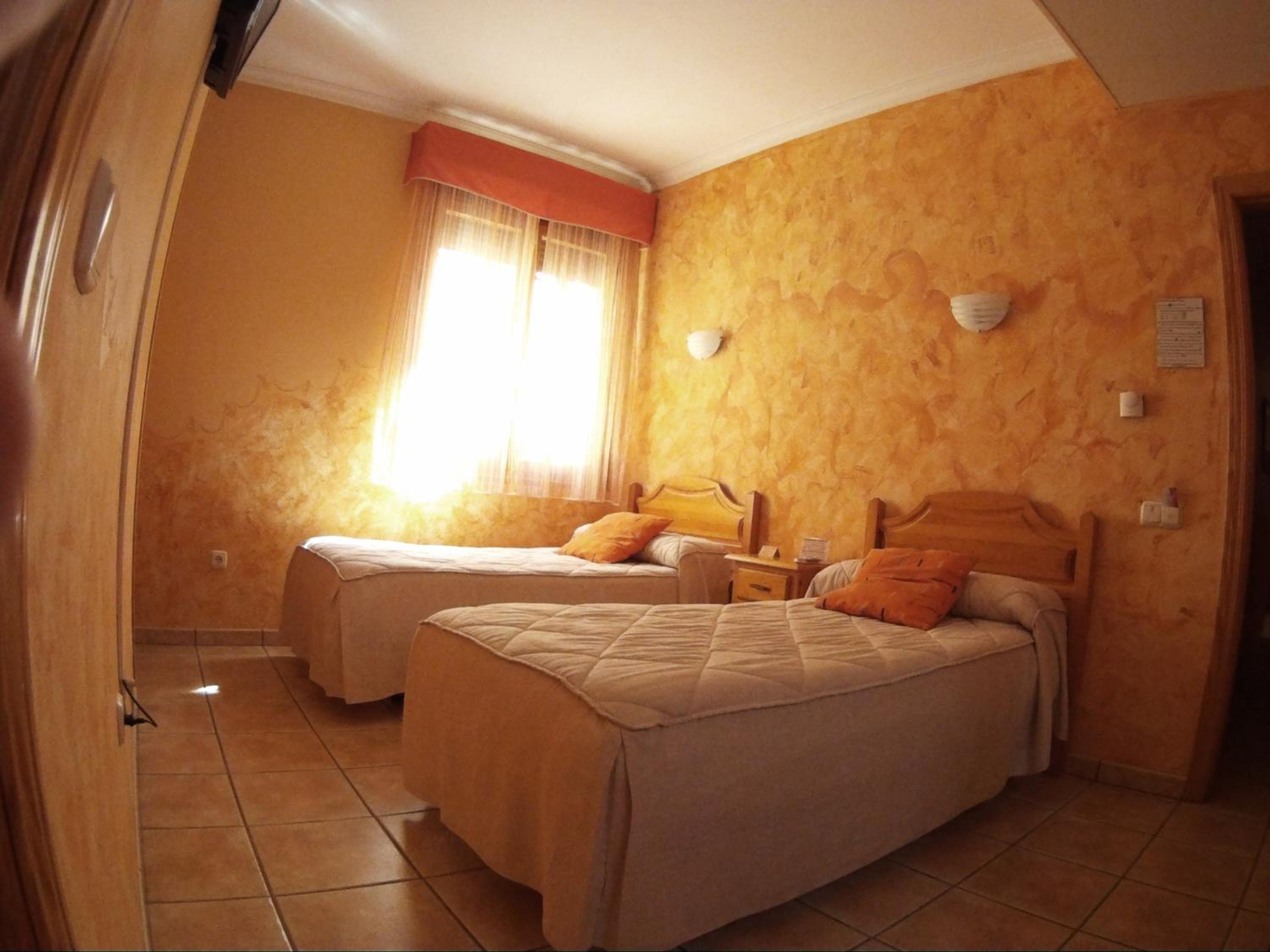 Twin Room - Photo 11
