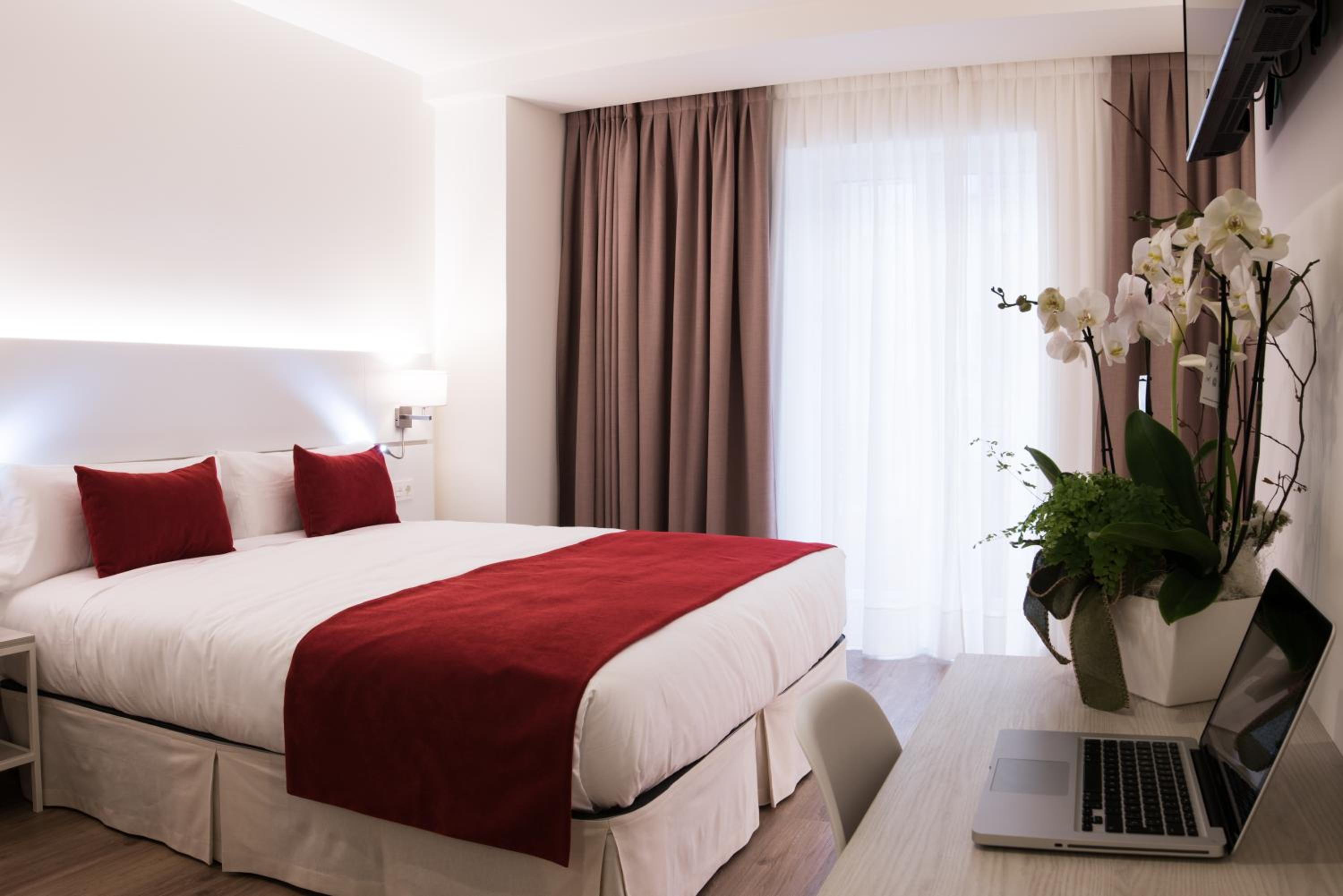 Double or Twin Room with Old Town View - Photo 3