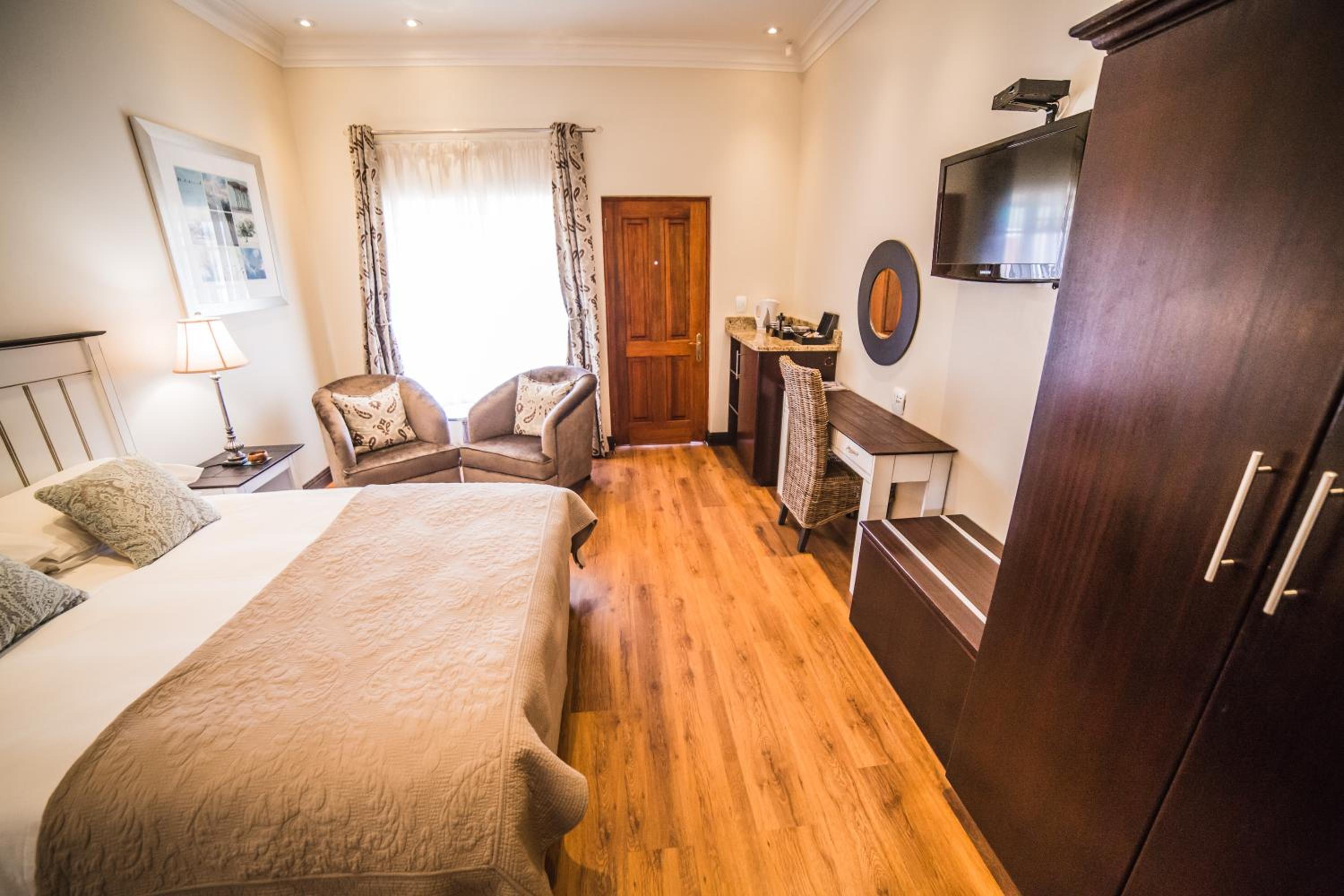 Queen Room photo 2