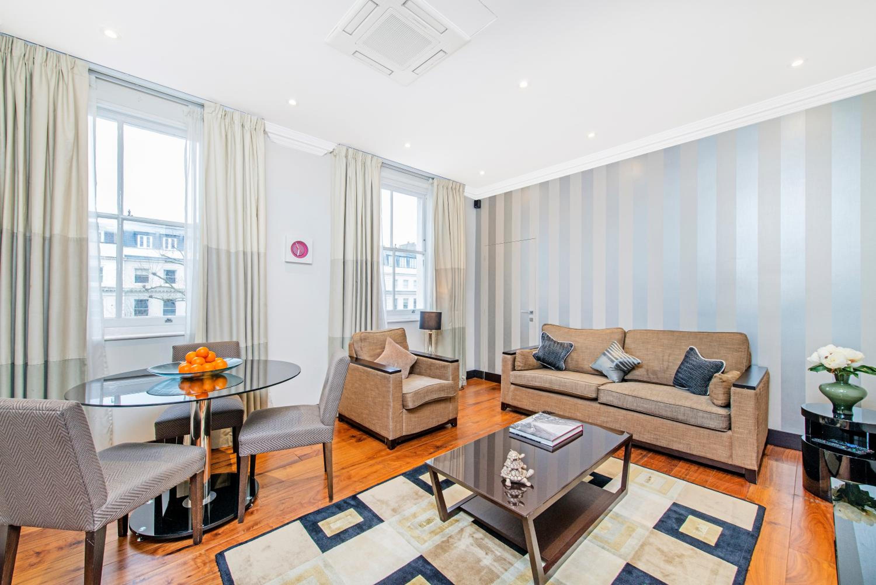 Deluxe One-Bedroom Apartment