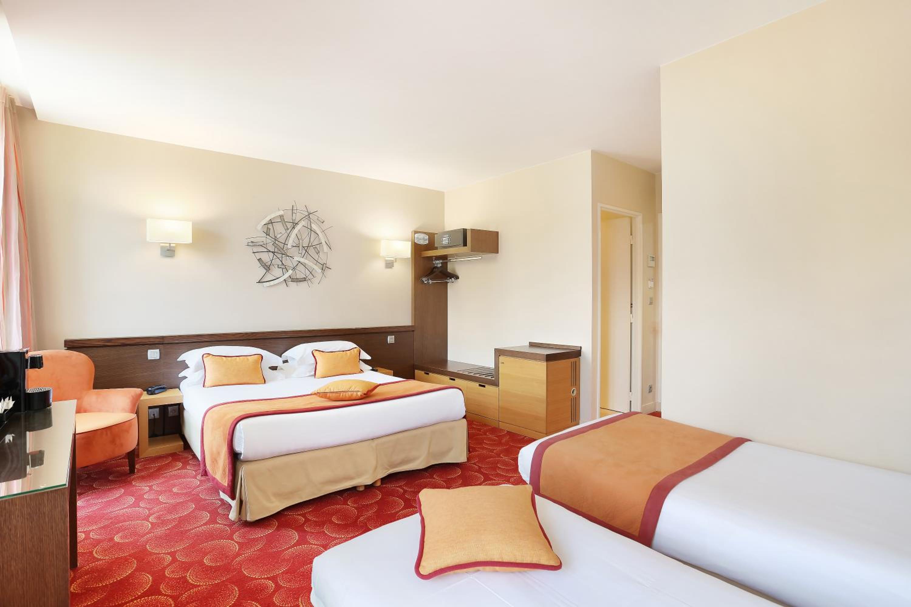 Quadruple Room thumbnail 5