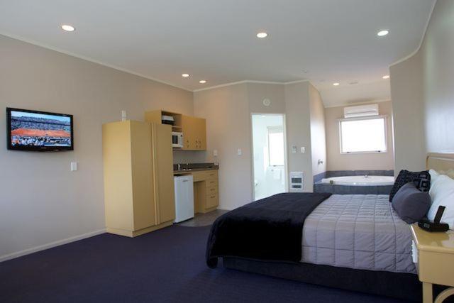 Large Studio - Photo 1