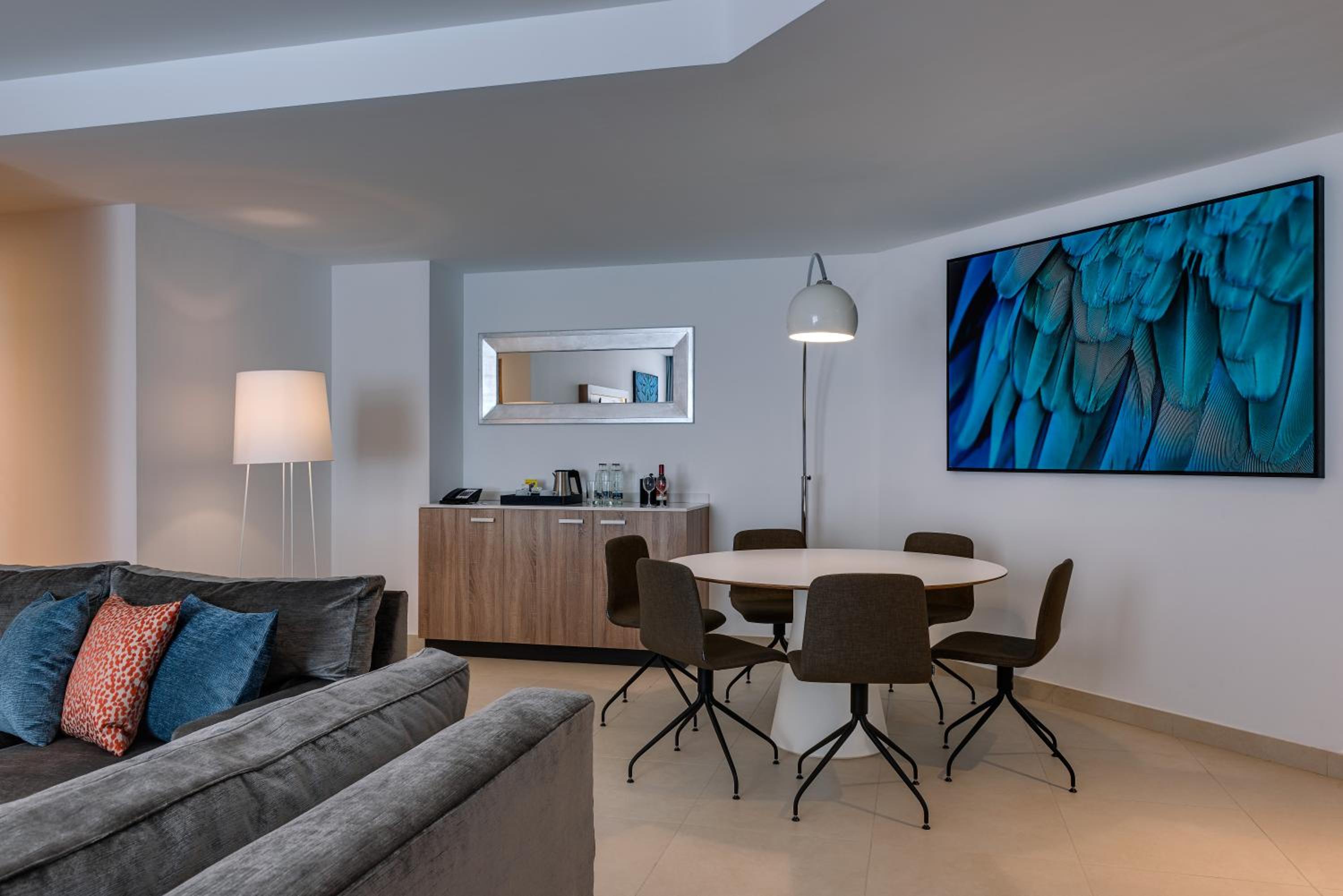 Suite - 3 Habitaciones con Vista a la Piscina y Balcón