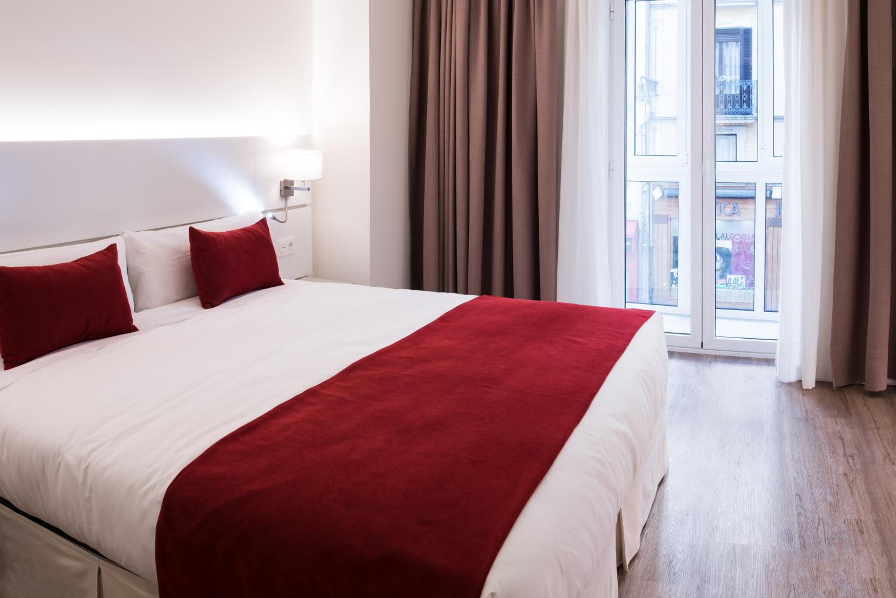 Double or Twin Room with Old Town View - Photo 17