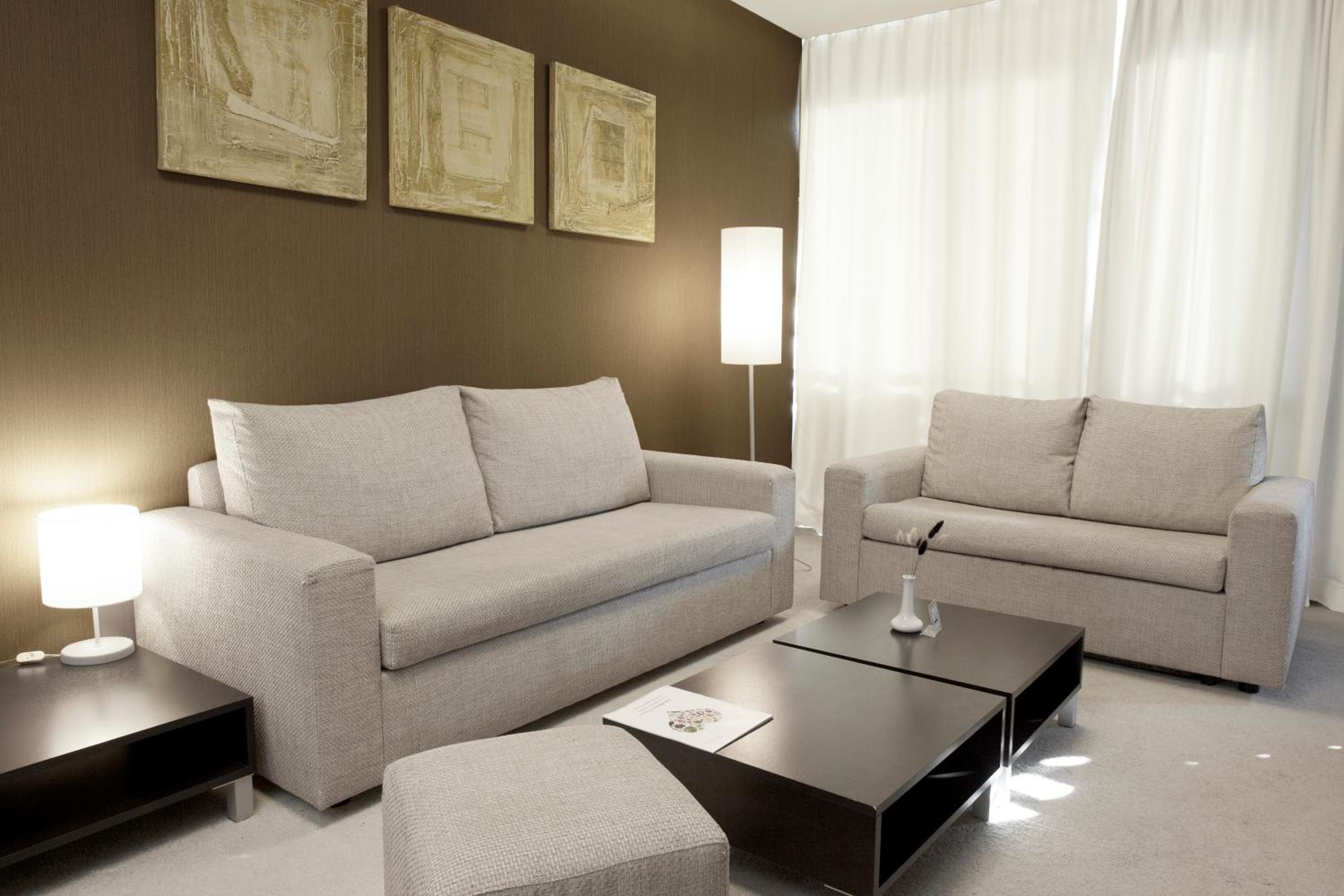 Executive One-Bedroom Apartment - Photo 4