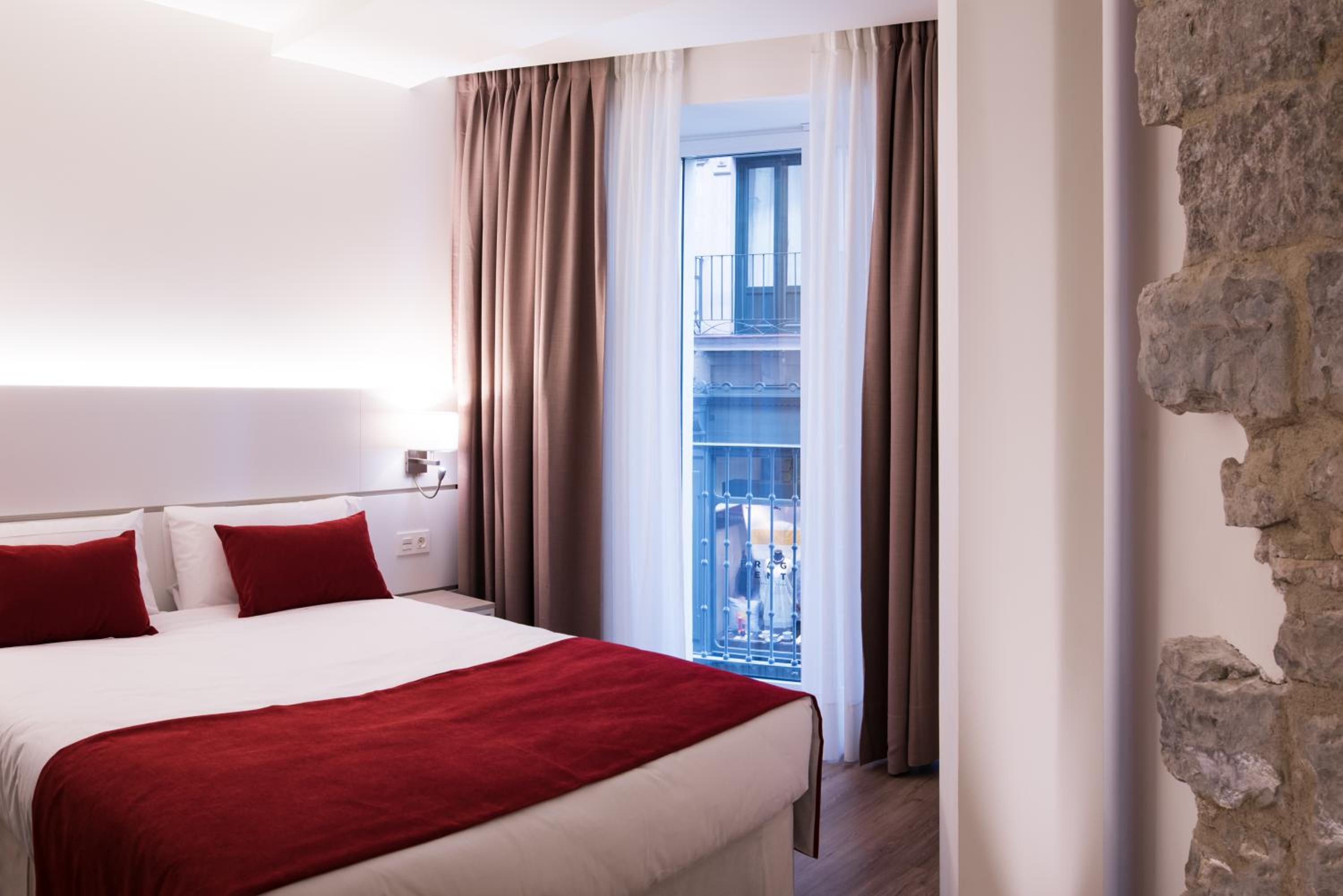 Double or Twin Room with Old Town View - Photo 12