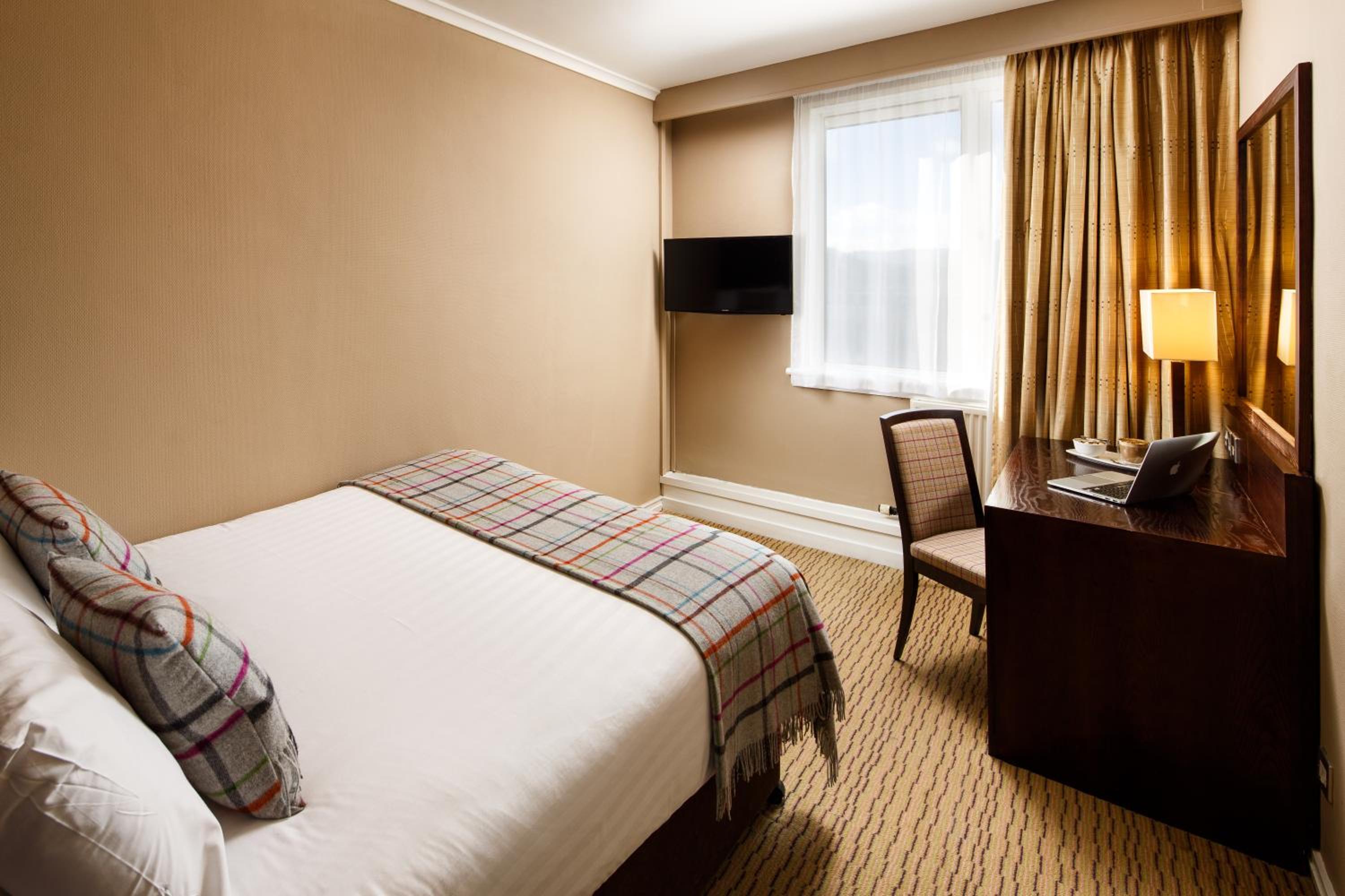 Compact Room With 1 Double Bed - Photo 2