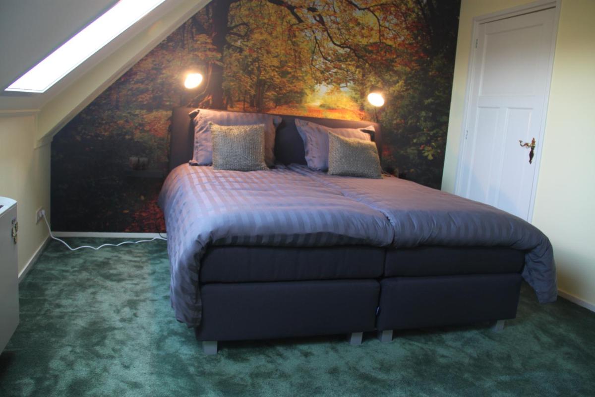 Queen Room photo 2