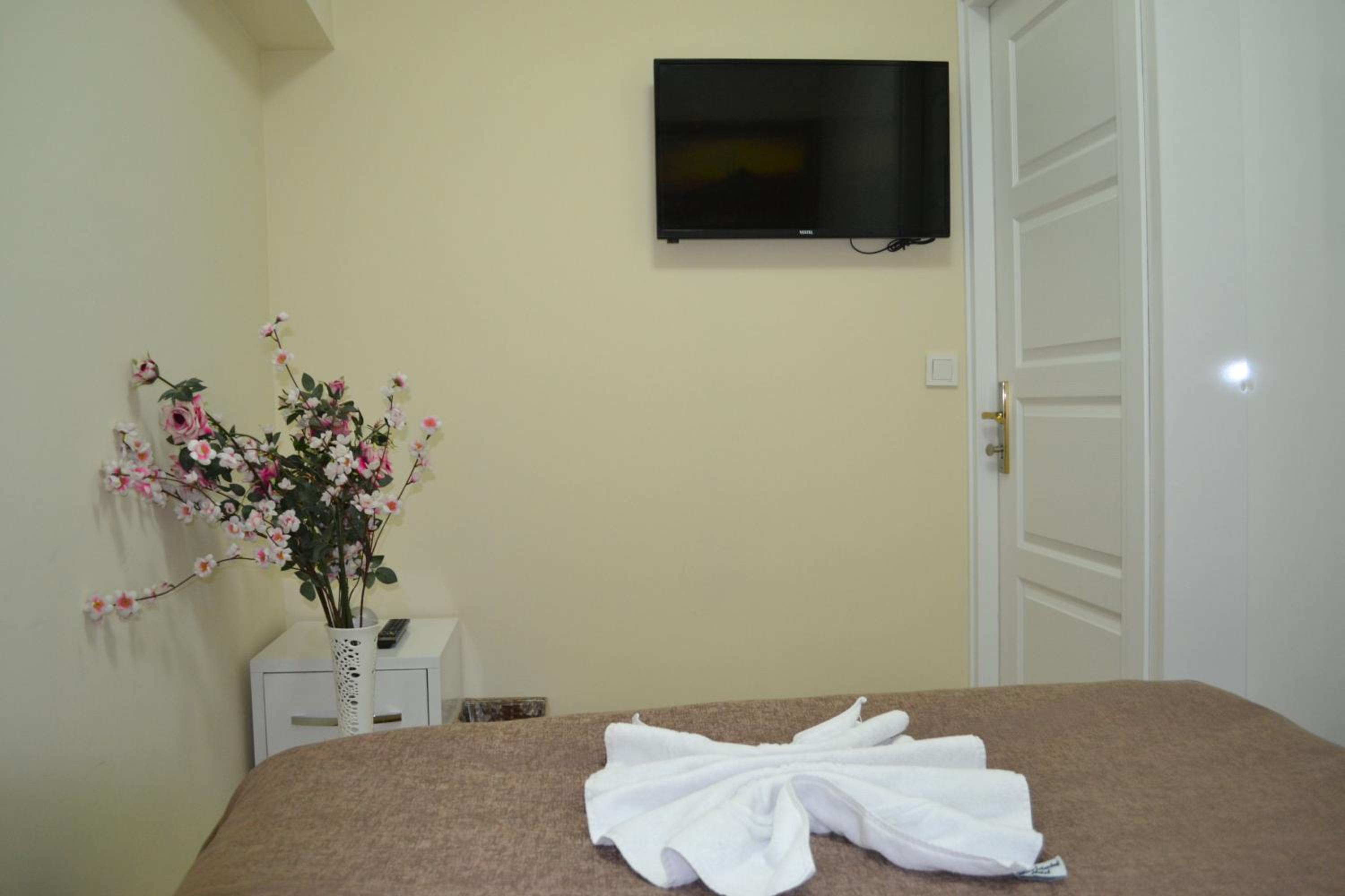 Budget Double Room photo 3