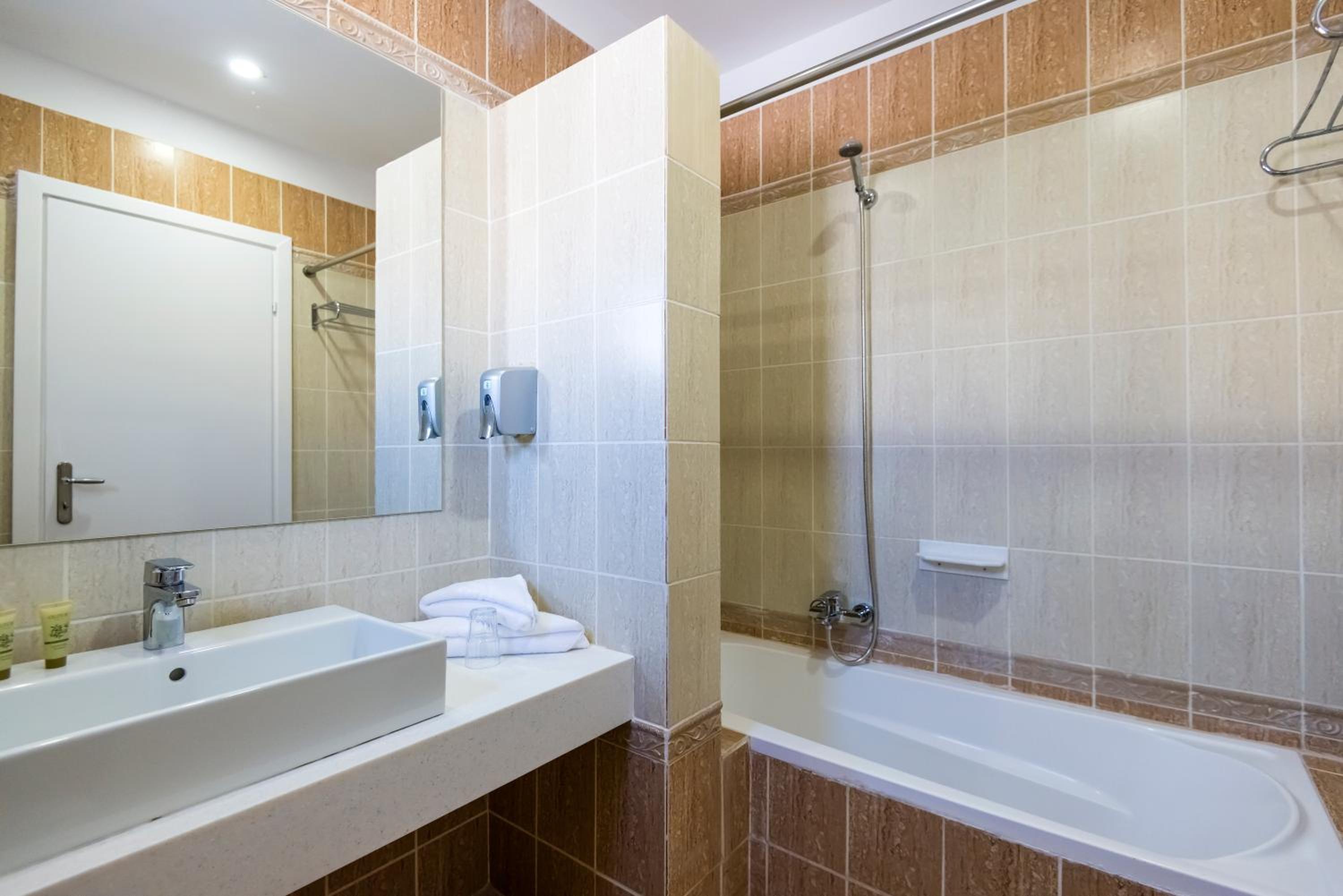 Double Room - Photo 5
