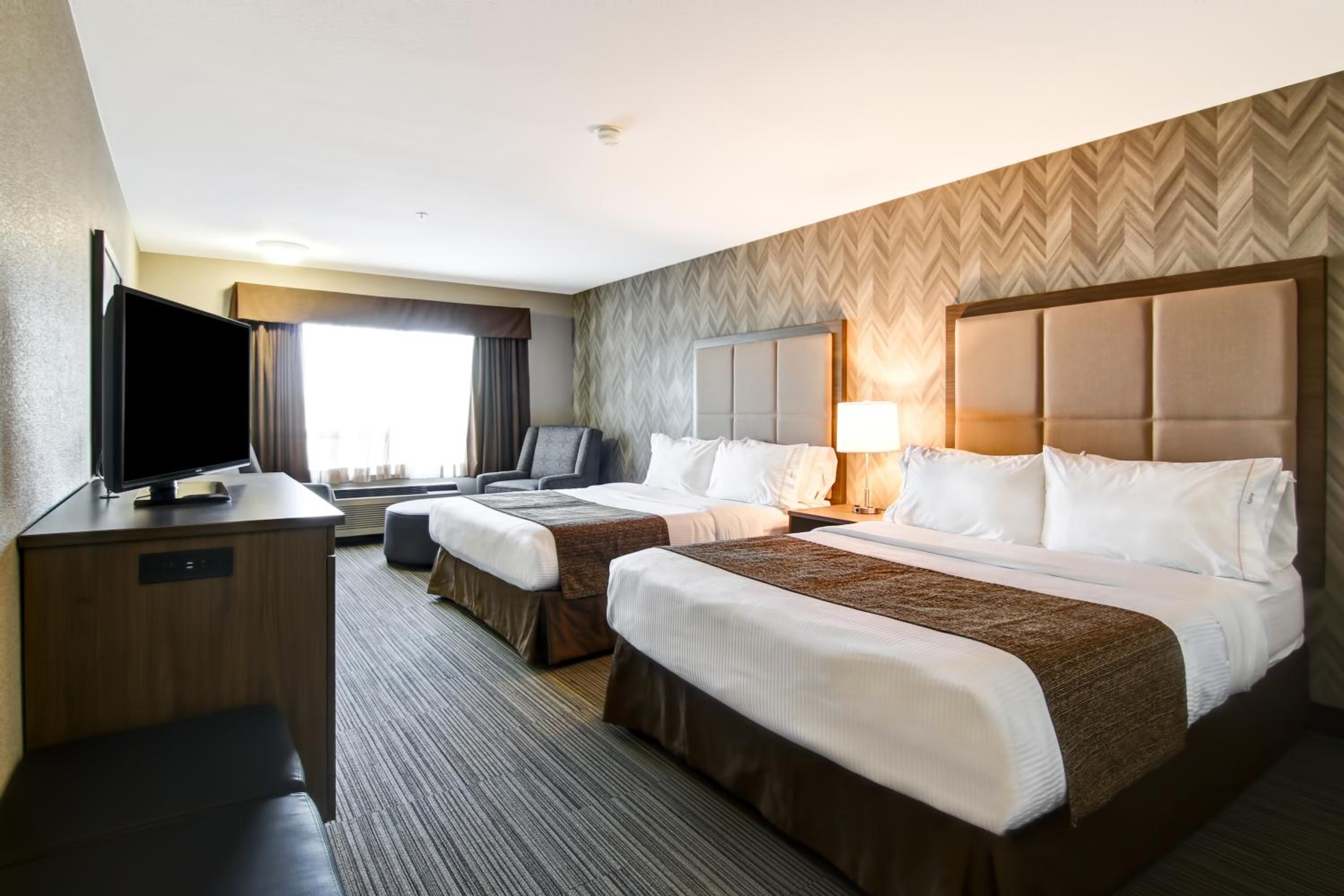 Queen Room with Two Queen Beds - Non-Smoking photo 3