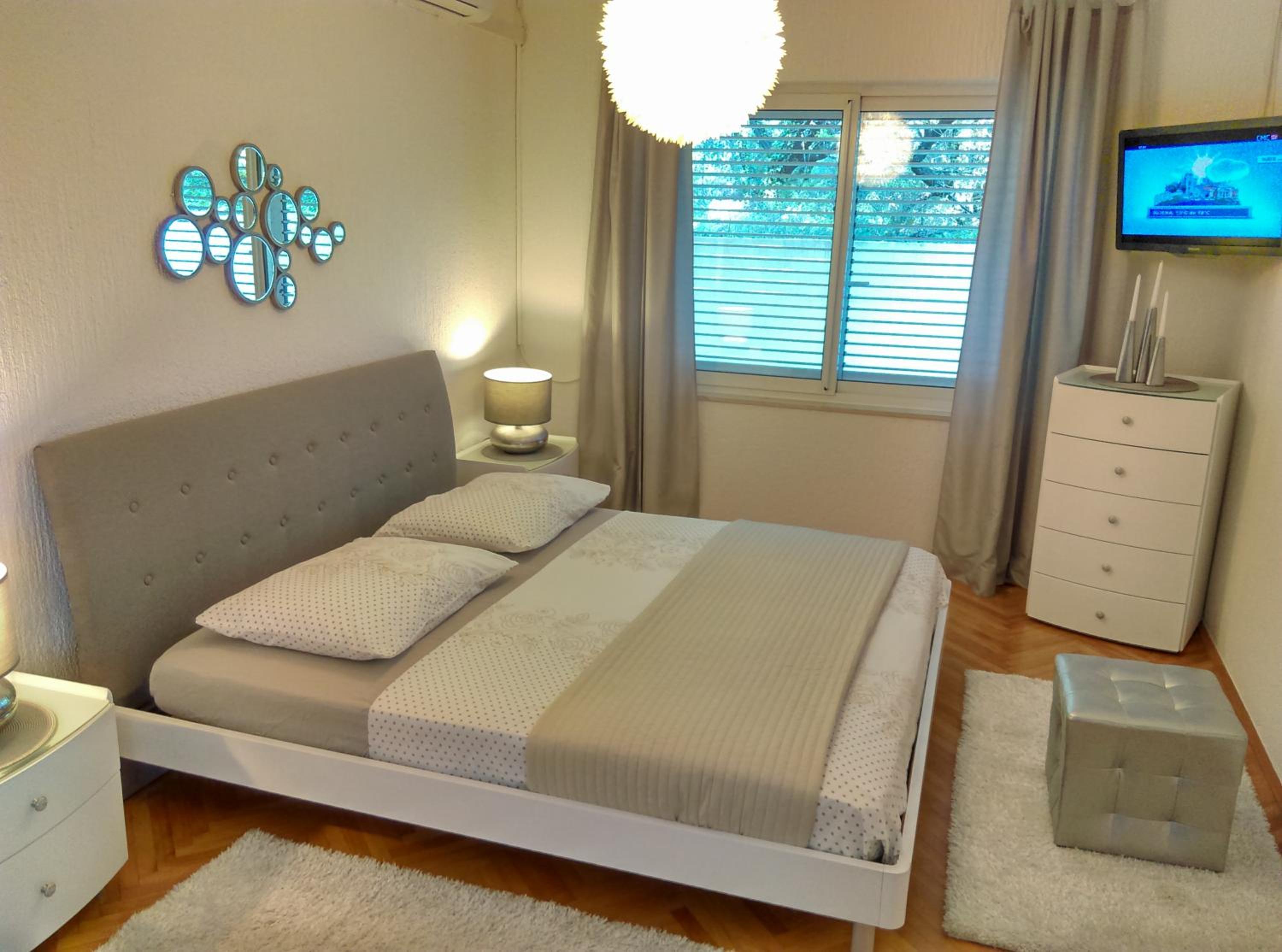 Deluxe One-Bedroom Apartment