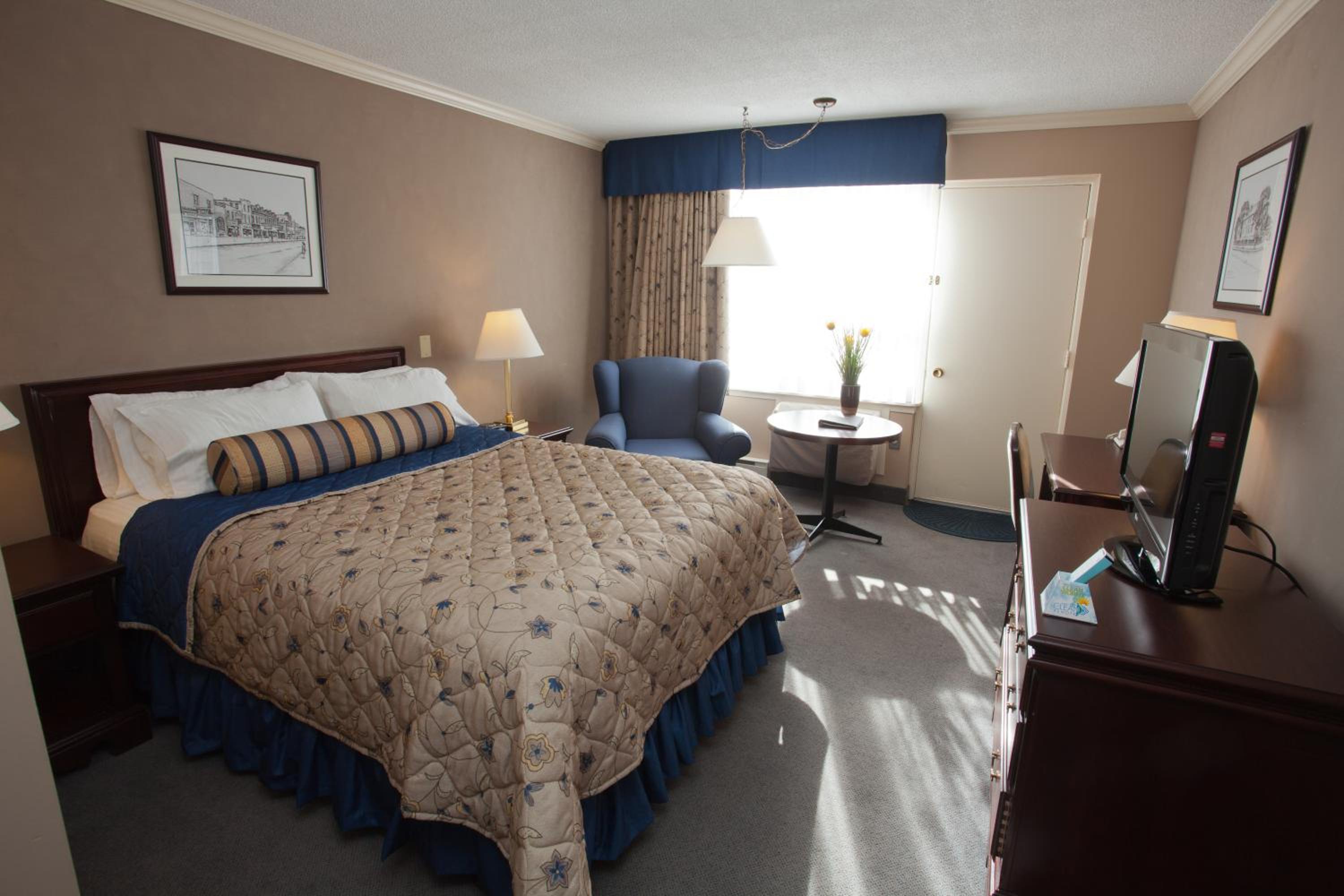 Standard Queen Room with Drive-Up Access - Photo 1