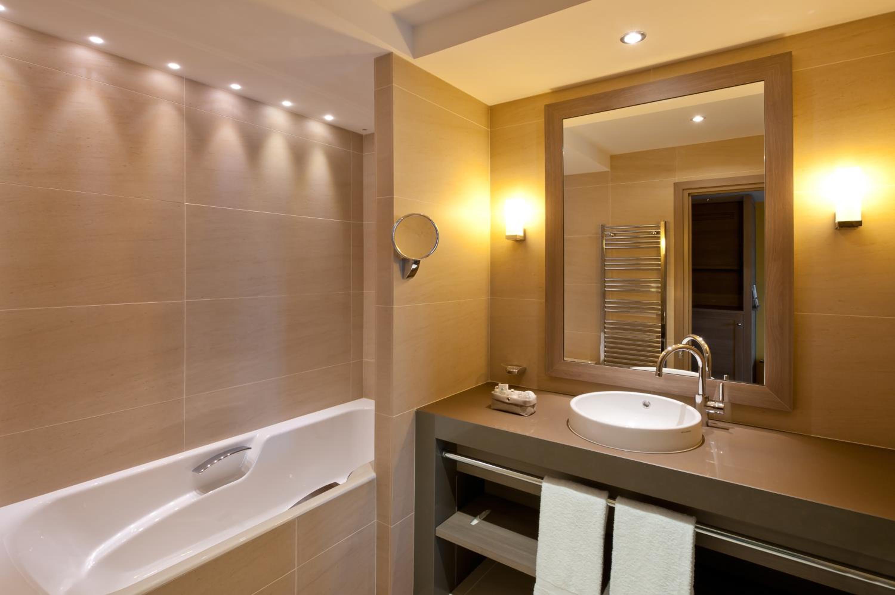 Standard Double or Twin Room with City View - Photo 2