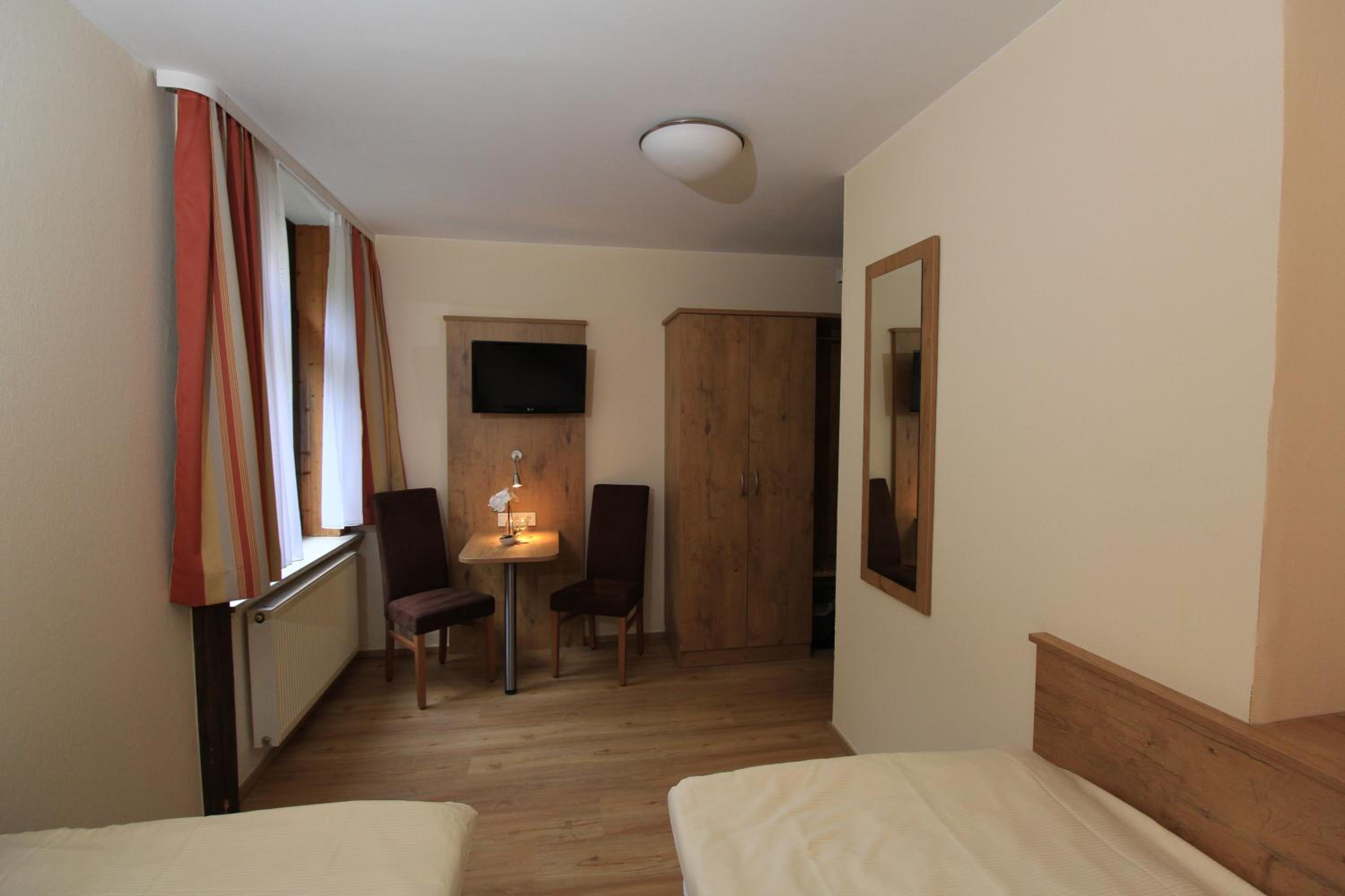 Economy Twin/Double Room photo 3