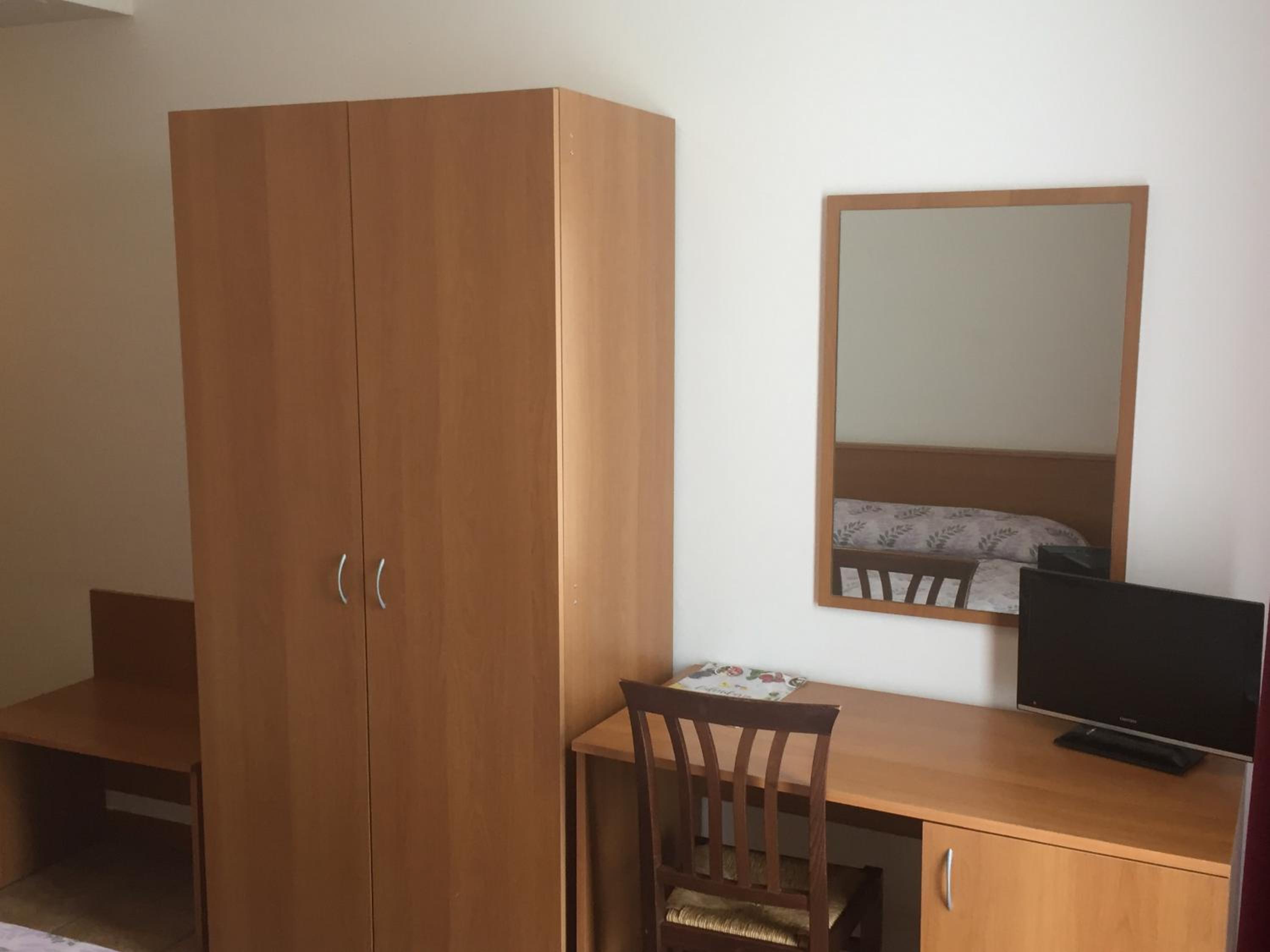 Double or Twin Room - Photo 5