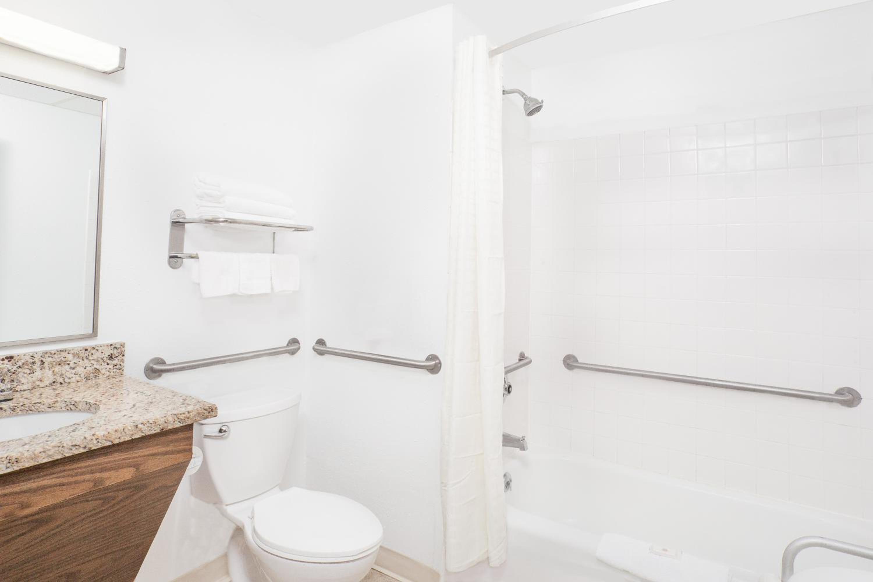 Double Room with Two Double Beds and Bath Tub - Mobility Accessible/Non-Smoking - Photo 4