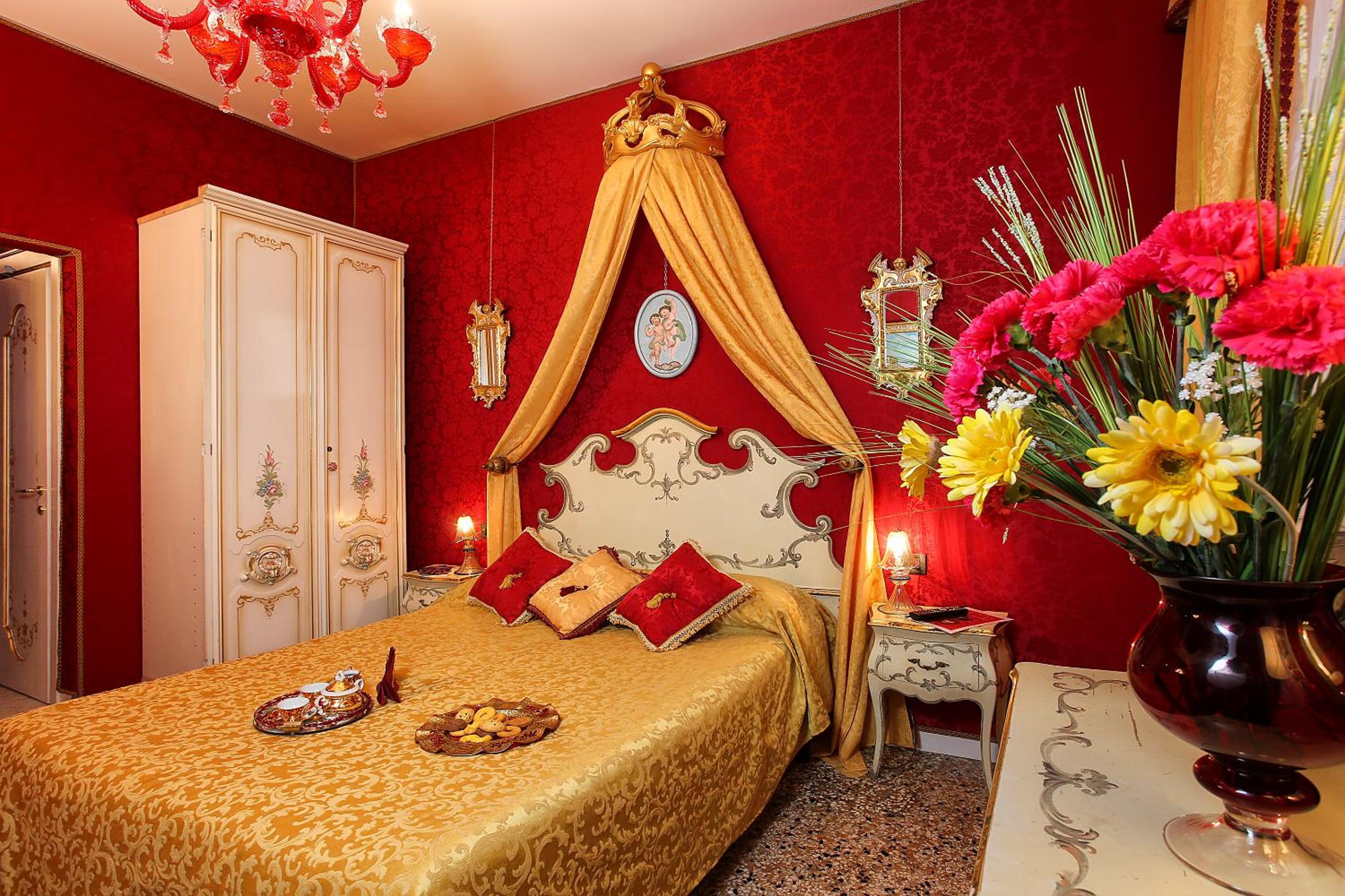 Deluxe Double Room with Canal View photo 3