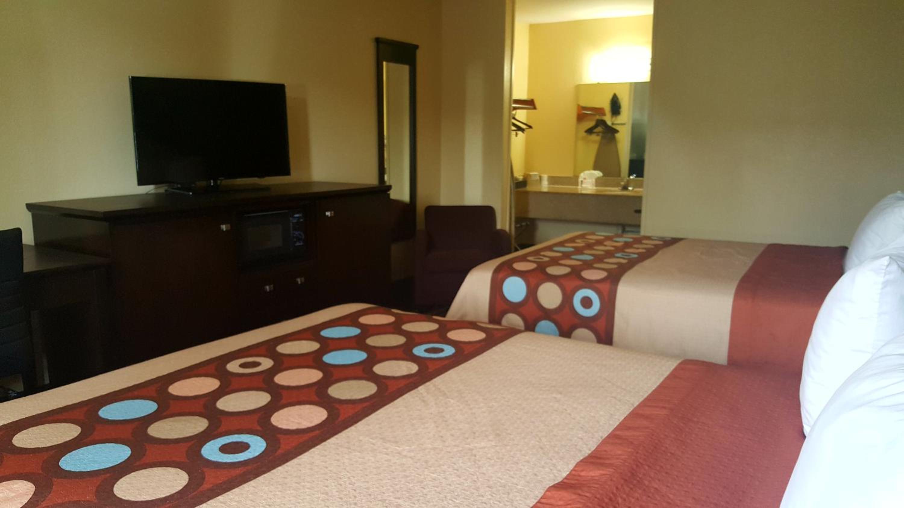 Queen Room with Two Queen Beds - Non-Smoking - Photo 8