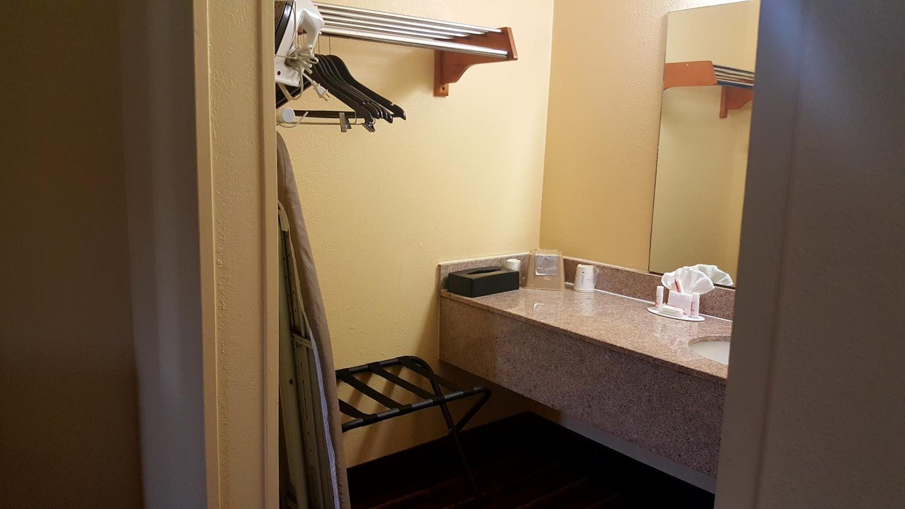King Room - Non-Smoking - Photo 9