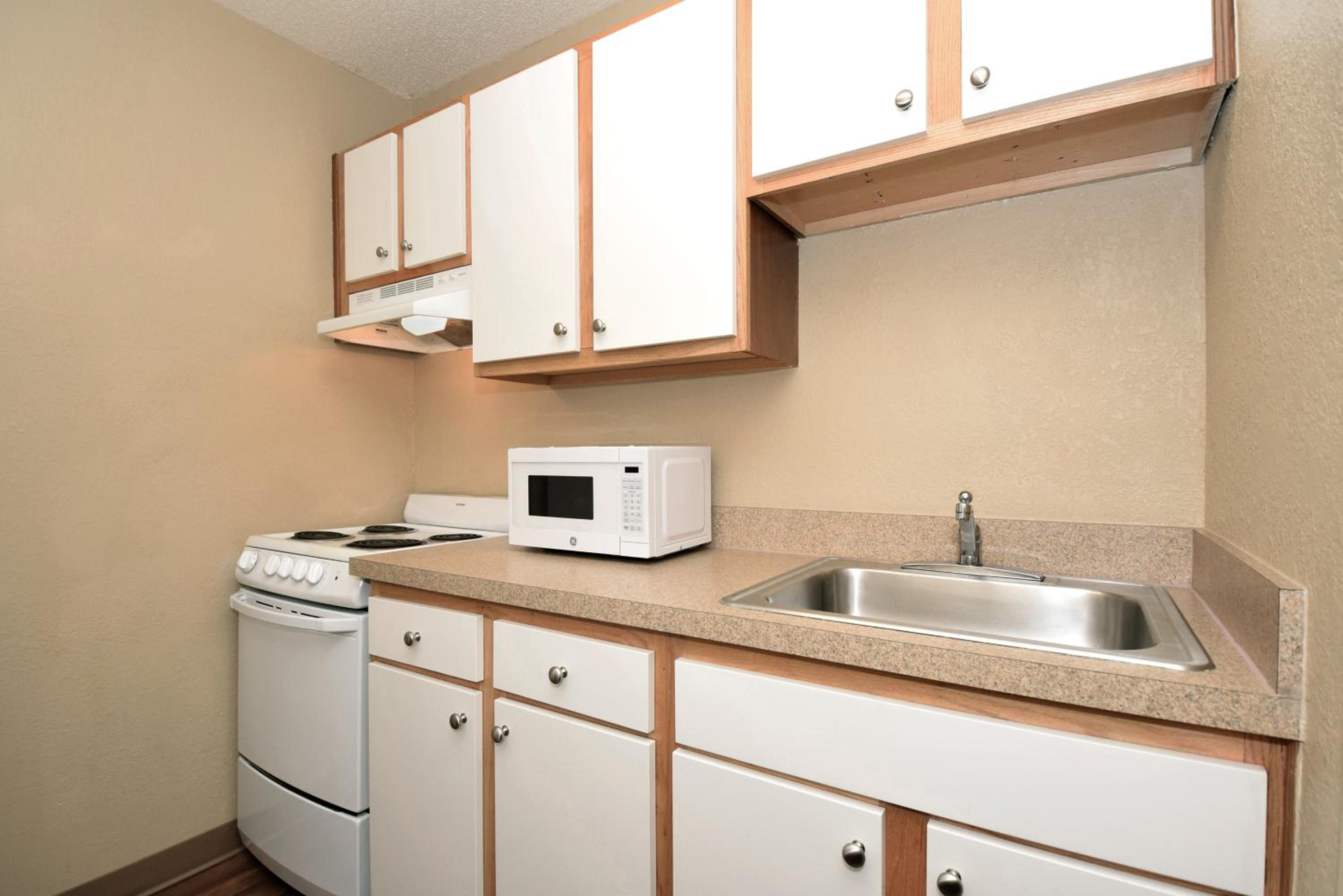 Deluxe Studio with 1 Queen Bed - Non-Smoking - Photo 5