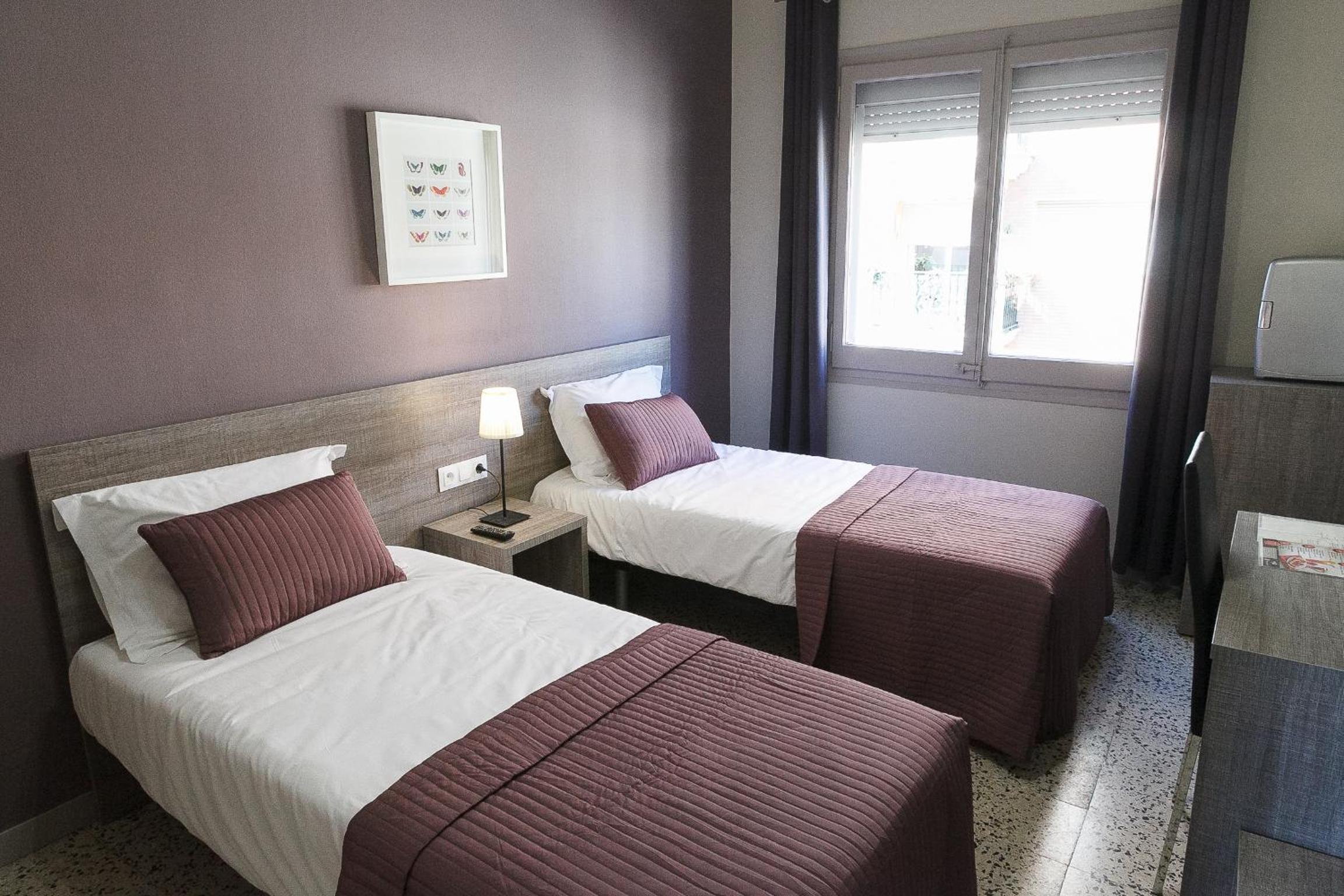	Standard Double Room with Private Bathroom - Photo 15