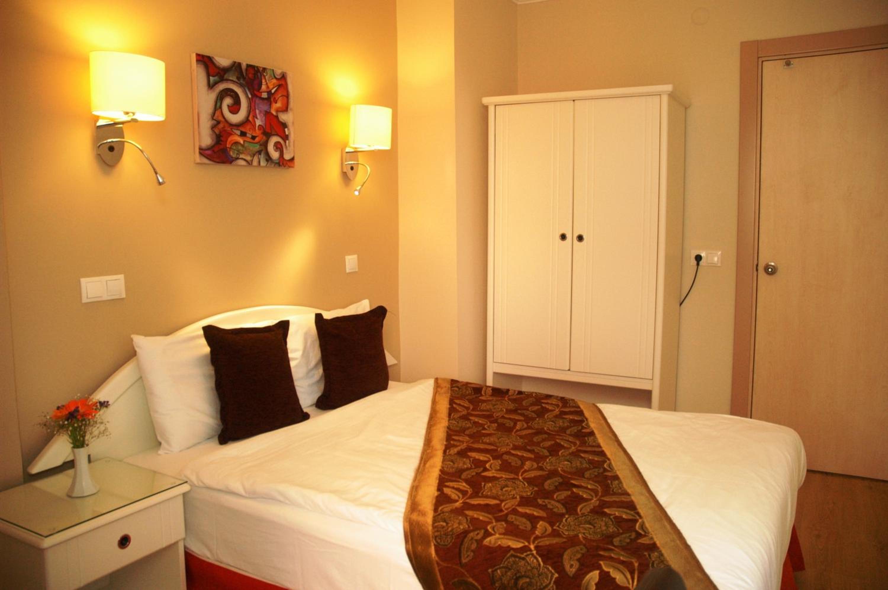 Family Room (4 Adults) - Photo 7