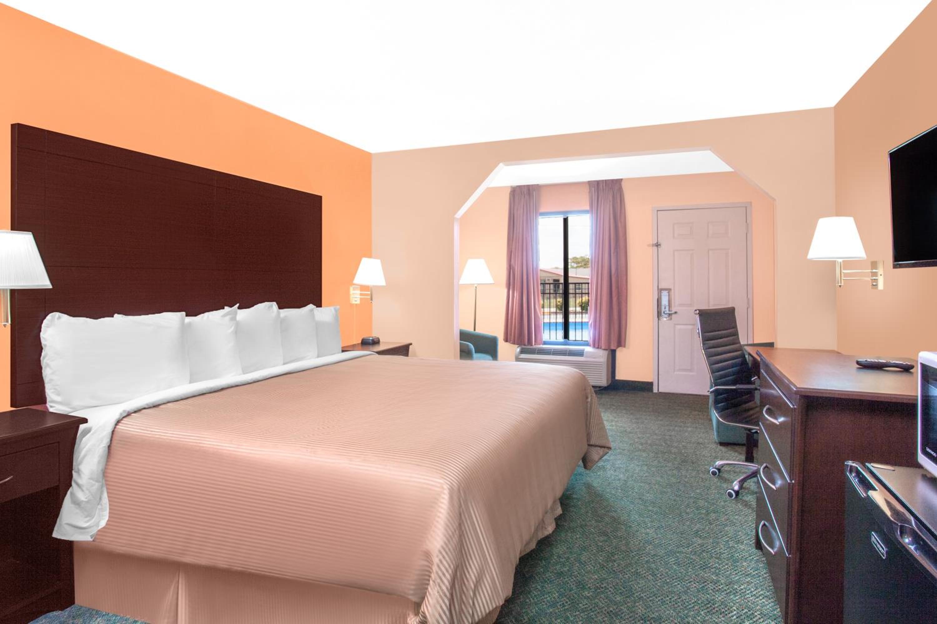 King Room - Non-Smoking - Photo 3
