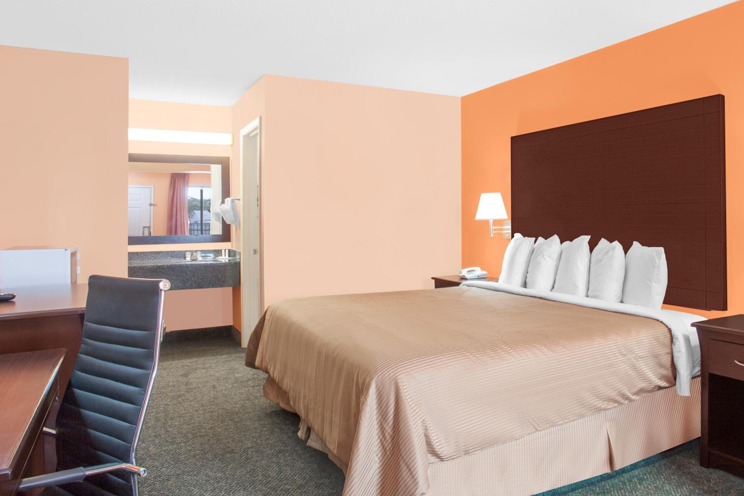 King Room - Non-Smoking - Photo 4