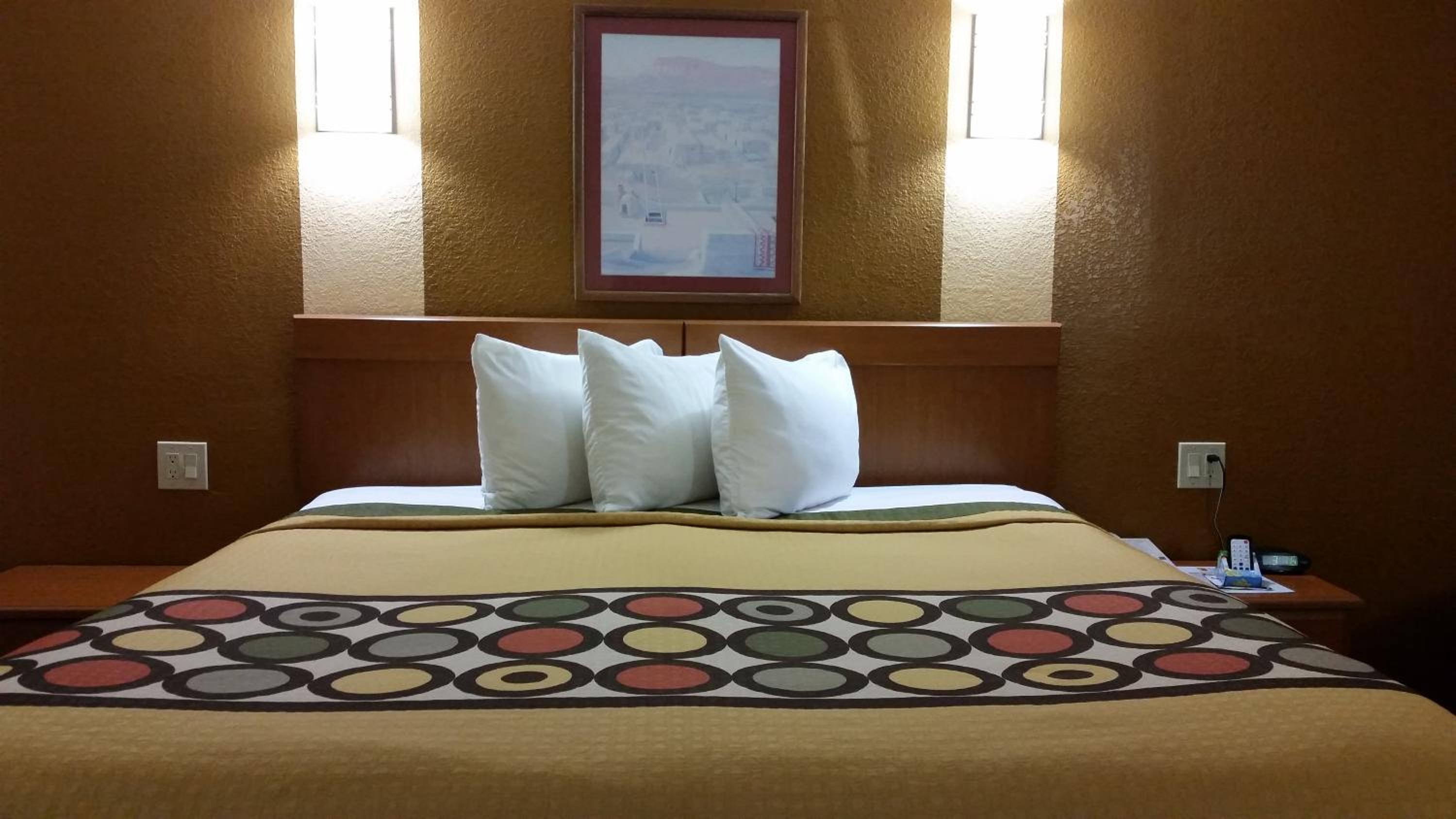 King Room - Non-Smoking - Photo 1